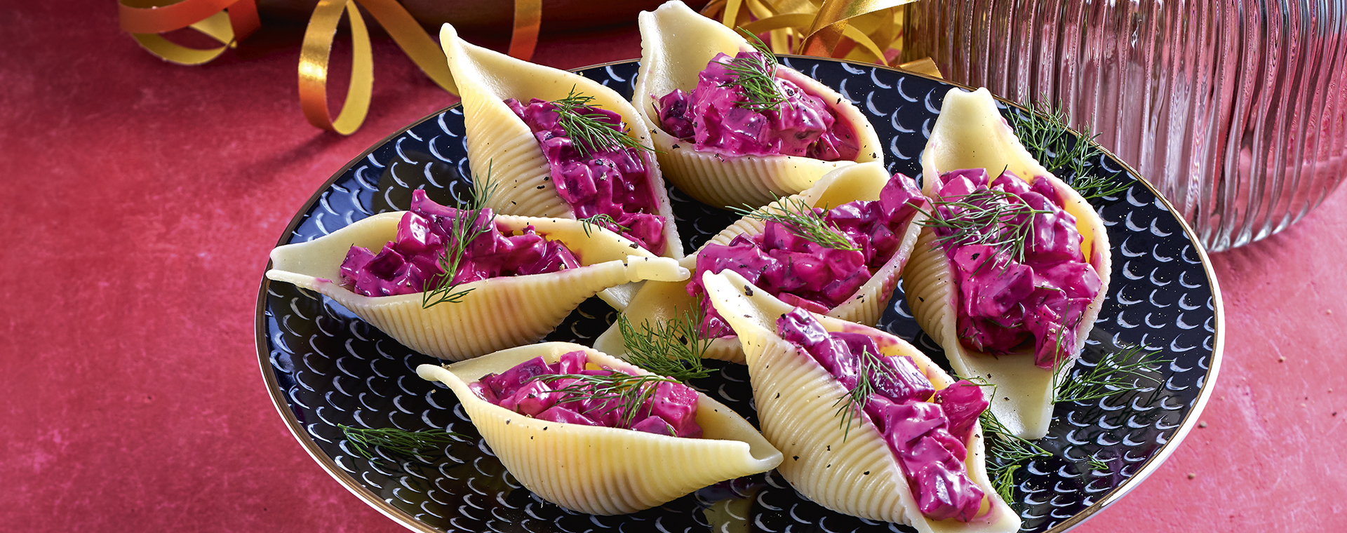 6 19 Muschelnudeln Mit Rote Bete Salat Fuellung 1920x760px