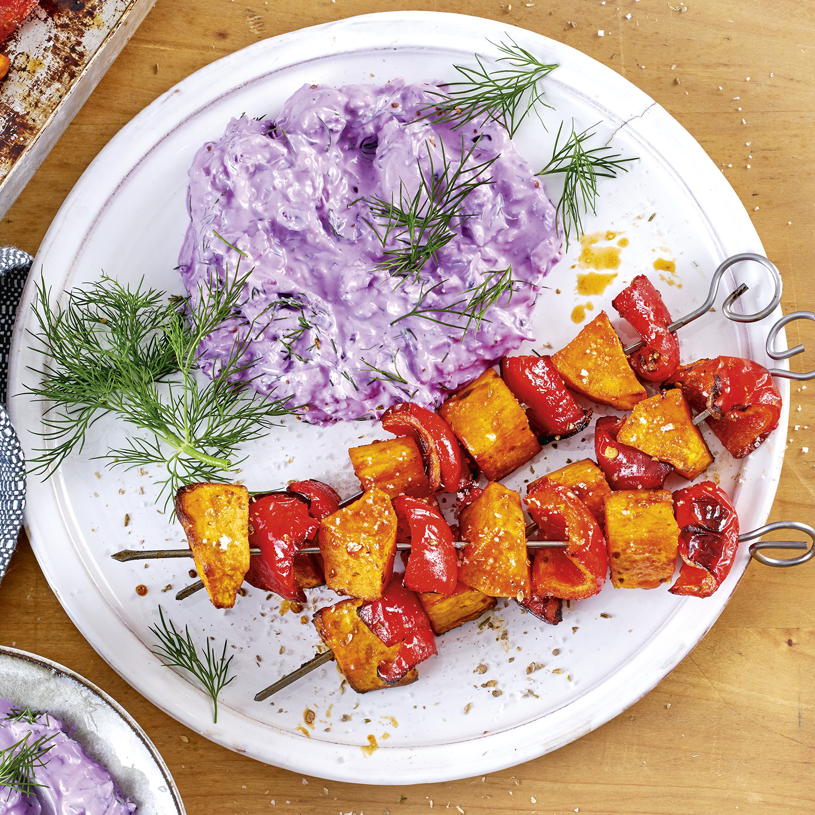 6 19 Rotkohl Gewuerz Zaziki Mit Suesskartoffelspiessen 1600x1600px