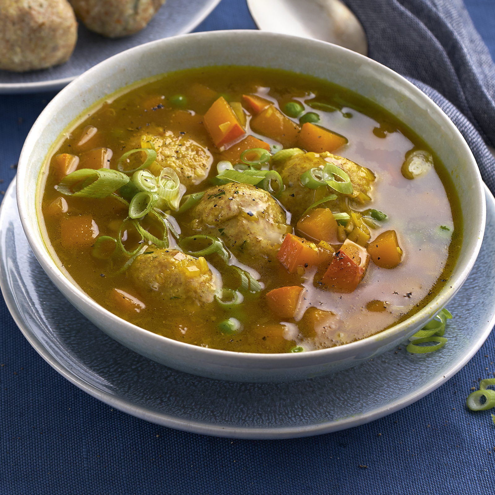 1 20 Curry Kuerbis Suppe Mit Hirsekloesschen 1600x1600px