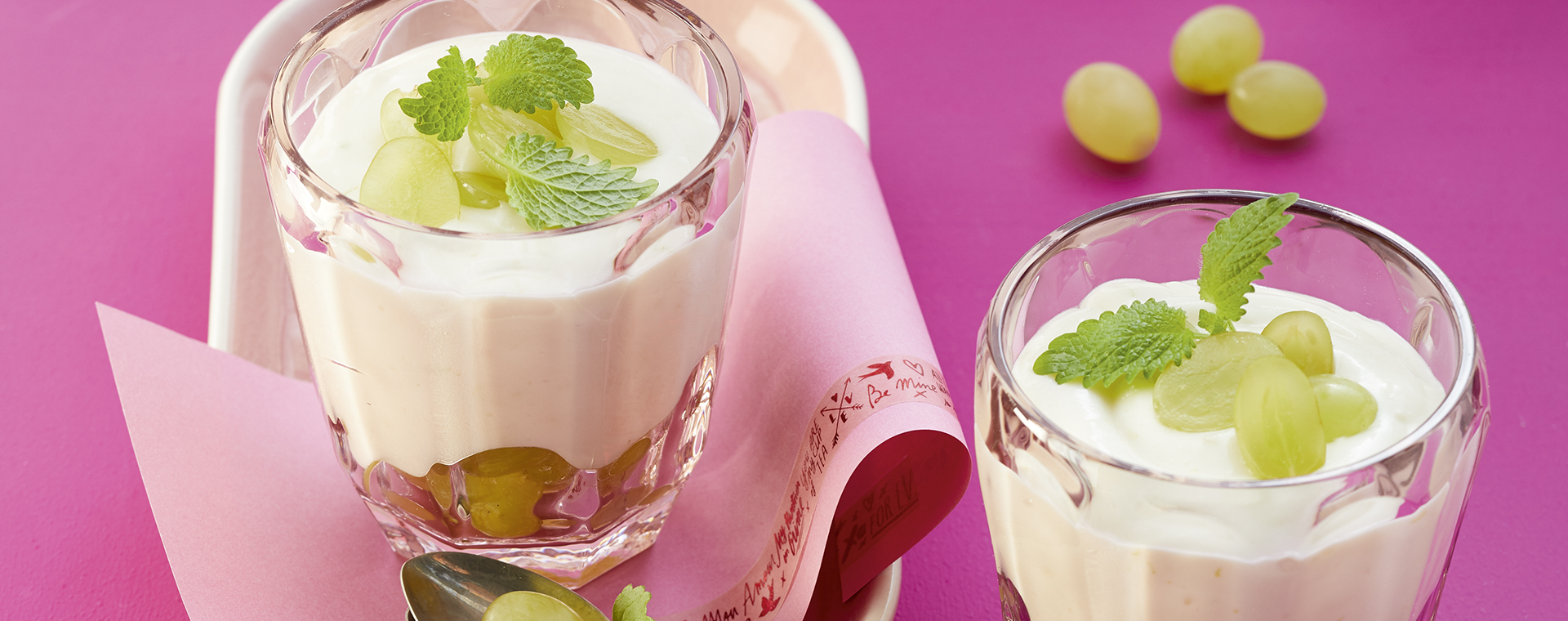 1 20 Joghurt Weincreme Mit Weintrauben 1920x760px