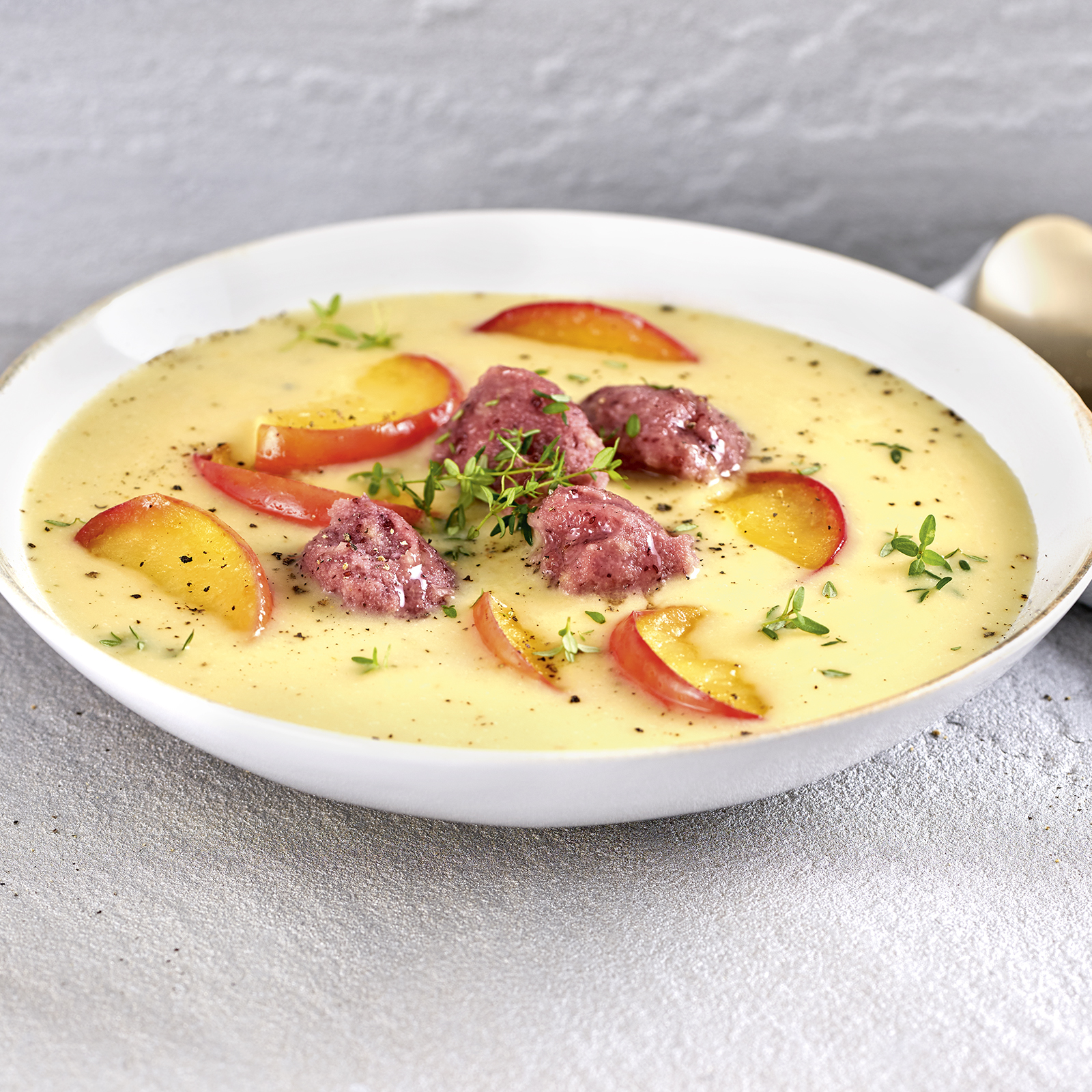 1 20 Meerrettichsuppe Mit Preiselbeerkloesschen 1600x1600px