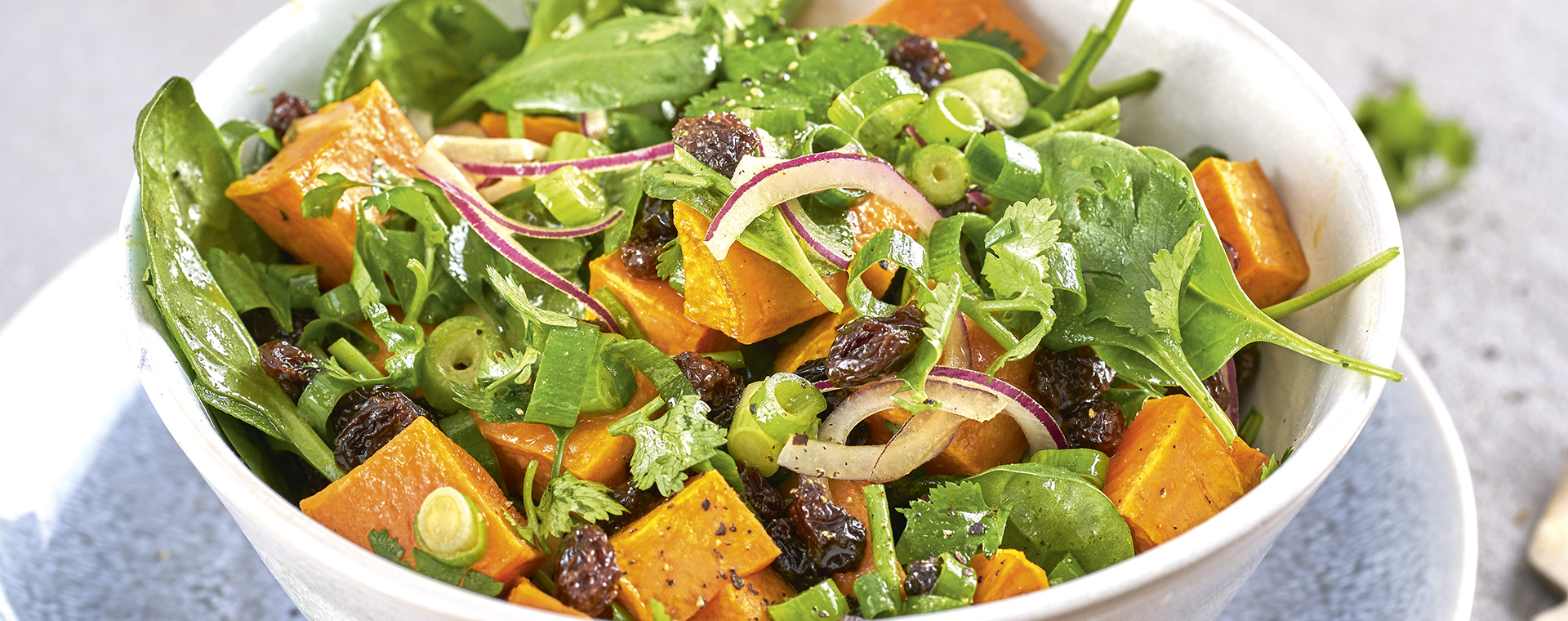 1 20 Neuseelaendischer Suesskartoffelsalat Mit Minz Honig Dressing 1920x760px