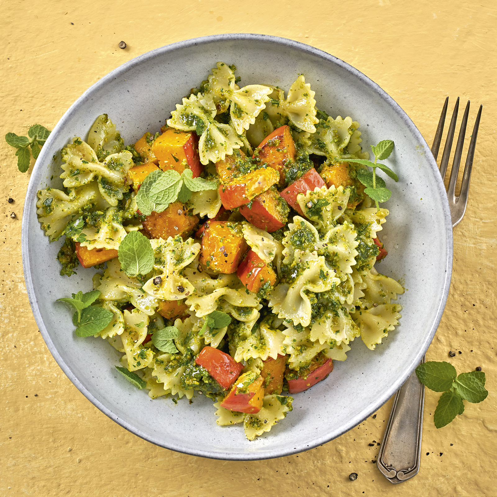 1 20 Pasta Mit Kuerbis Und Petersilien Pistazien Minz Pesto 1600x1600px