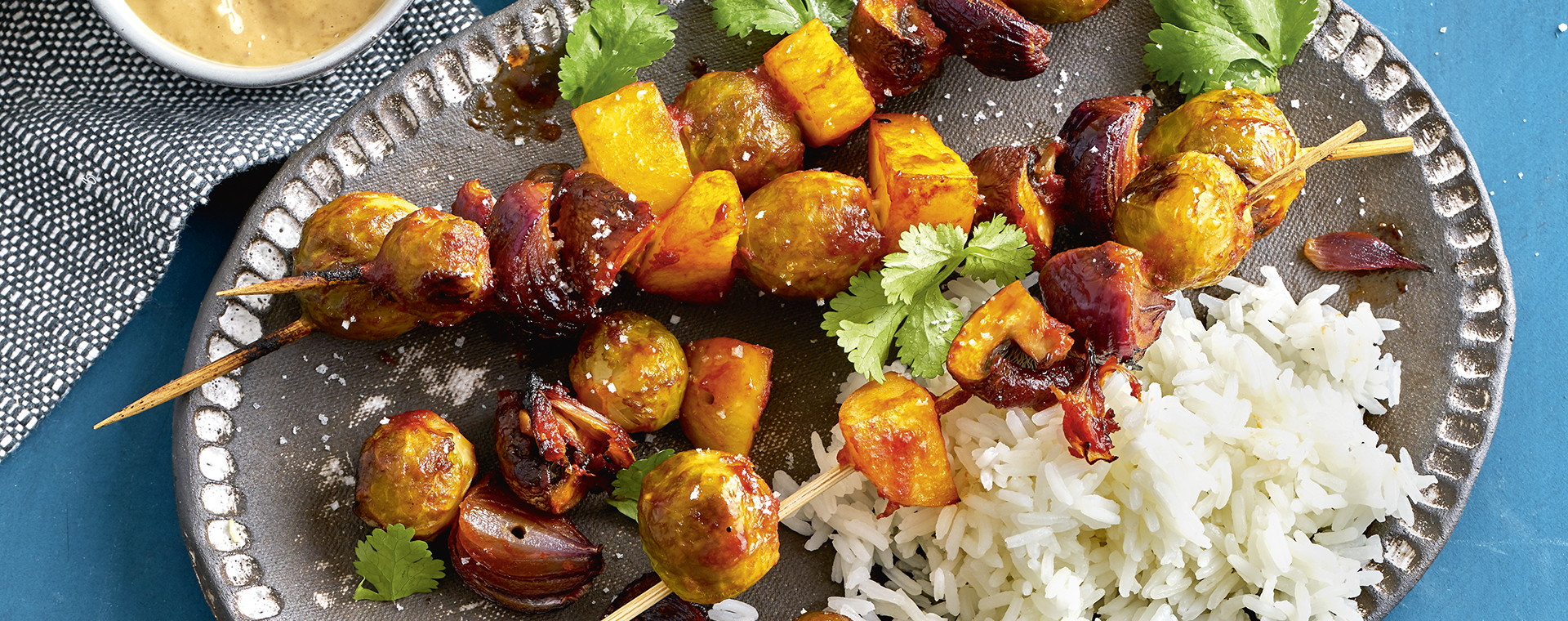 1 20 Rosenkohl Gemuese Spiesse Mit Erdnuss Limetten Sosse 1920x760px