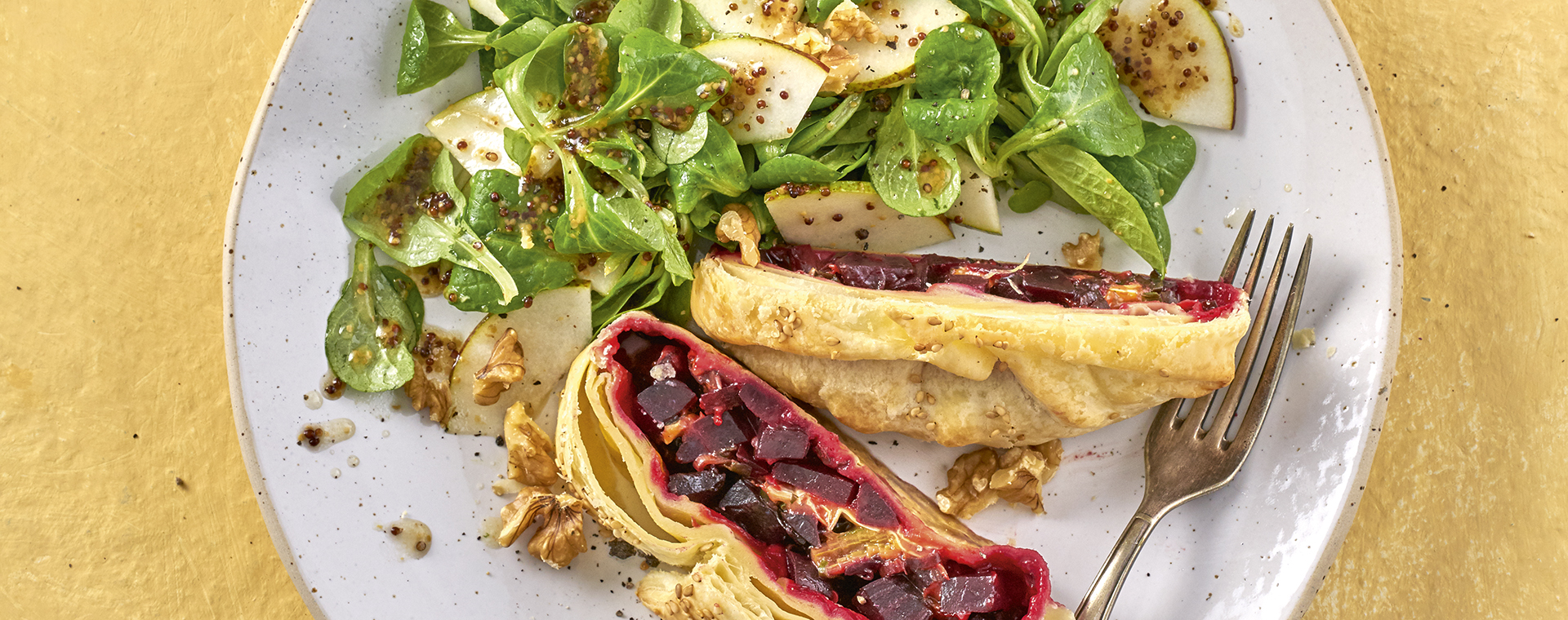 1 20 Rote Bete Strudel Mit Blauschimmelkaese Und Birnensalat 1920x760px