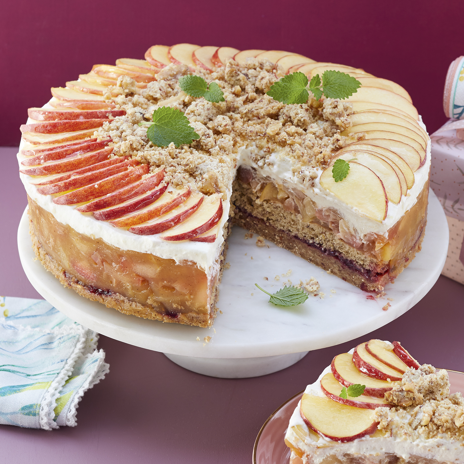 1 20 Saftige Apfeltorte Mit Nussstreuseln 1600x1600px