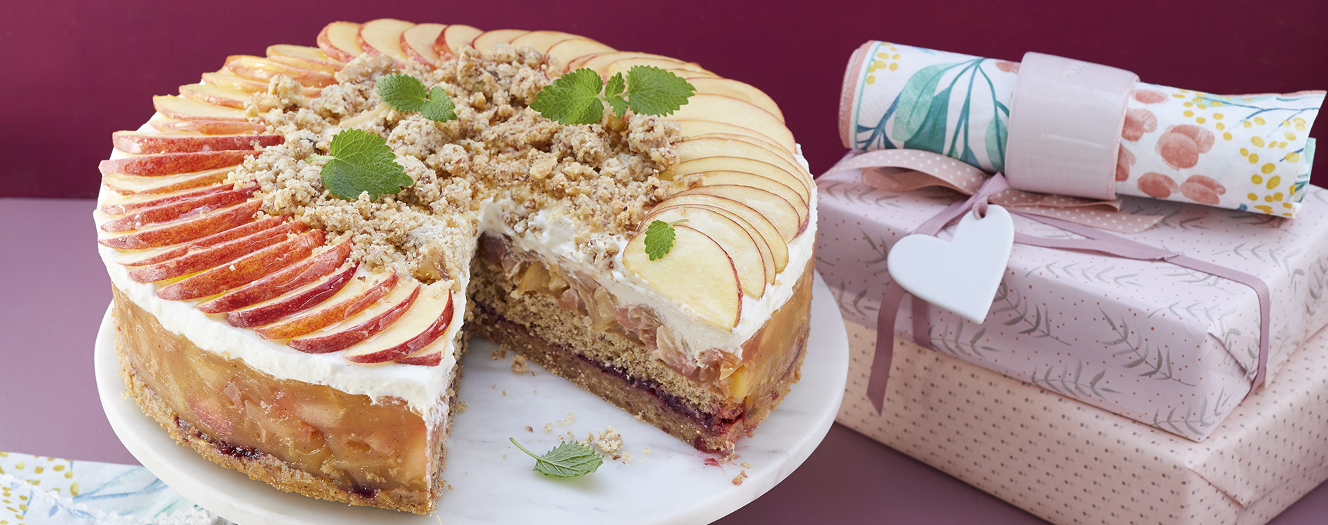 1 20 Saftige Apfeltorte Mit Nussstreuseln 1920x760px