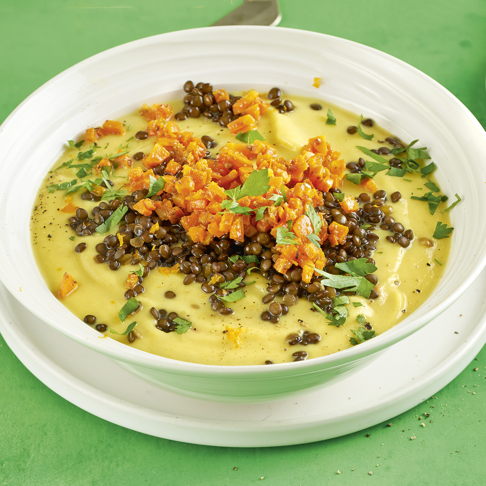 2 20 Blumenkohlsuppe Mit Geroesteten Moehren Und Belugalinsen 1600x1600px