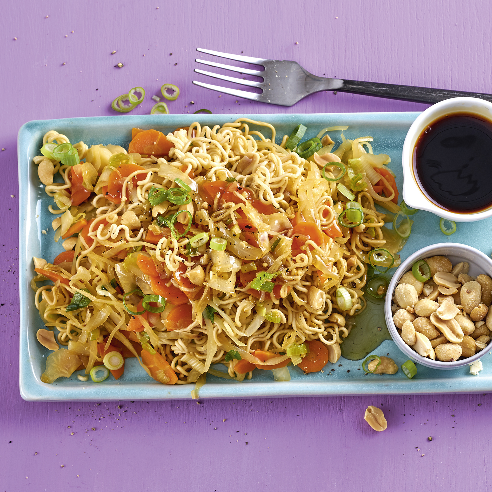 2 20 Bratnudeln Mit Weisskohl Und Erdnuessen 1600x1600px