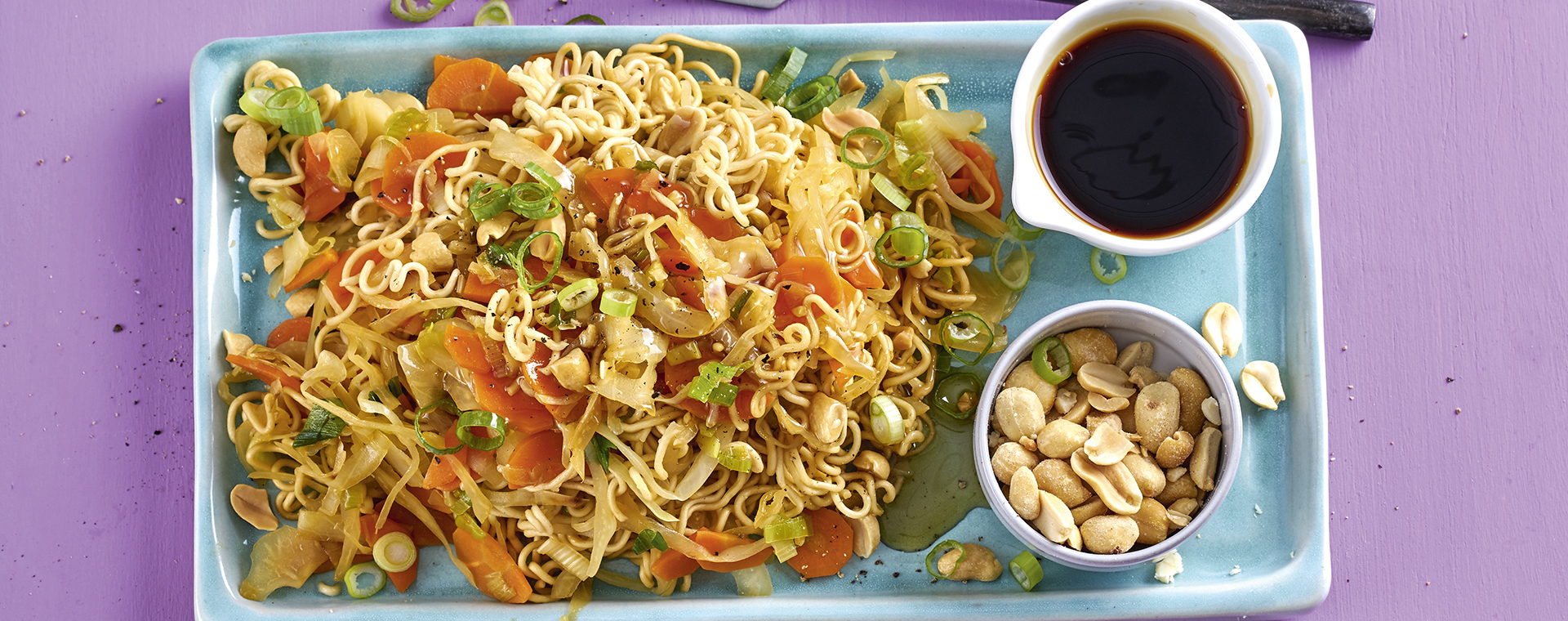 2 20 Bratnudeln Mit Weisskohl Und Erdnuessen 1920x760px