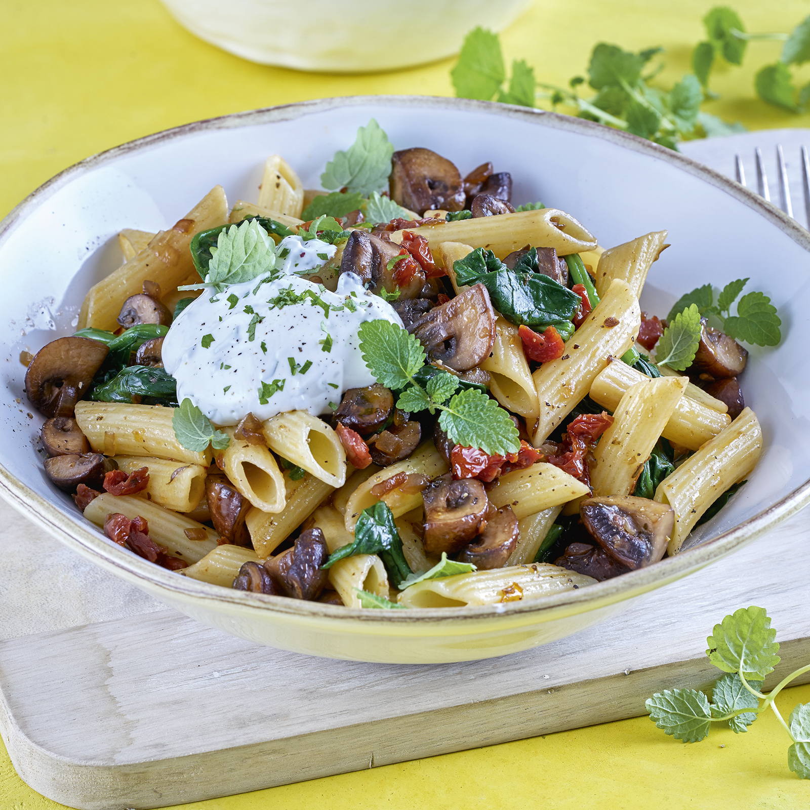 2 20 Champignon Spinat Nudelpfanne Mit Zitronenmelisse Schmand 1600x1600px