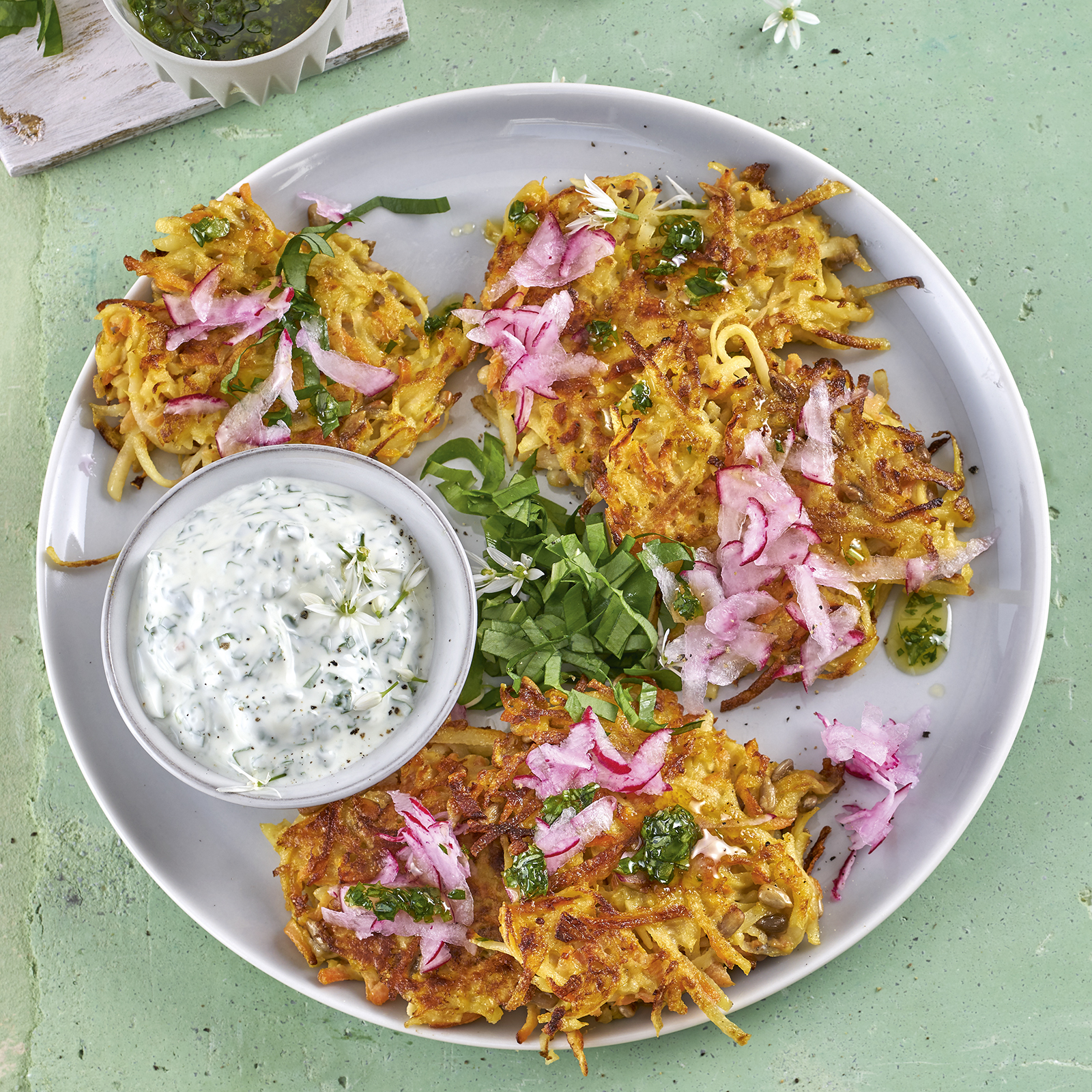 2 20 Kartoffel Sonnenblumenkern Roesti Mit Baerlauch Basilikum Dip 1600x1600px