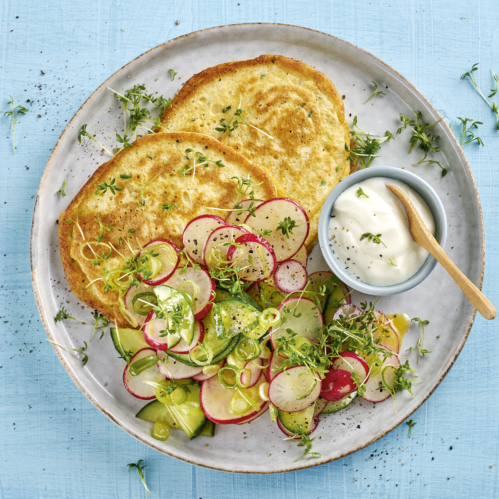 2 20 Kichererbsen Pfannkuechlein Mit Fruehlingssalat 1600x1600px