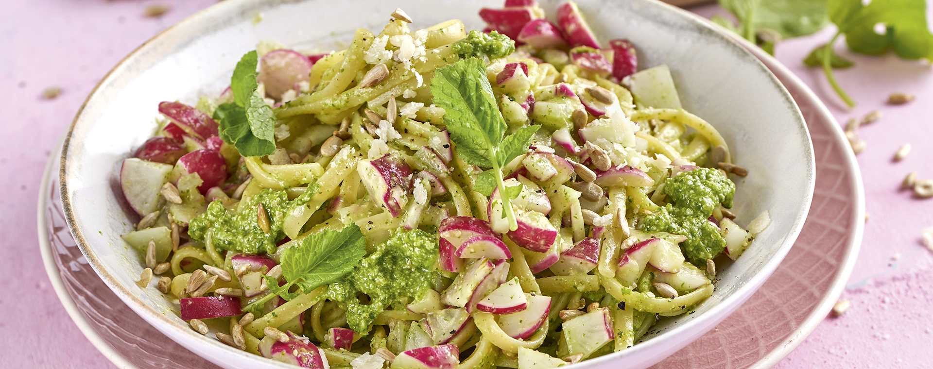 2 20 Pasta Mit Radieschenblaetterpesto 1920x760px