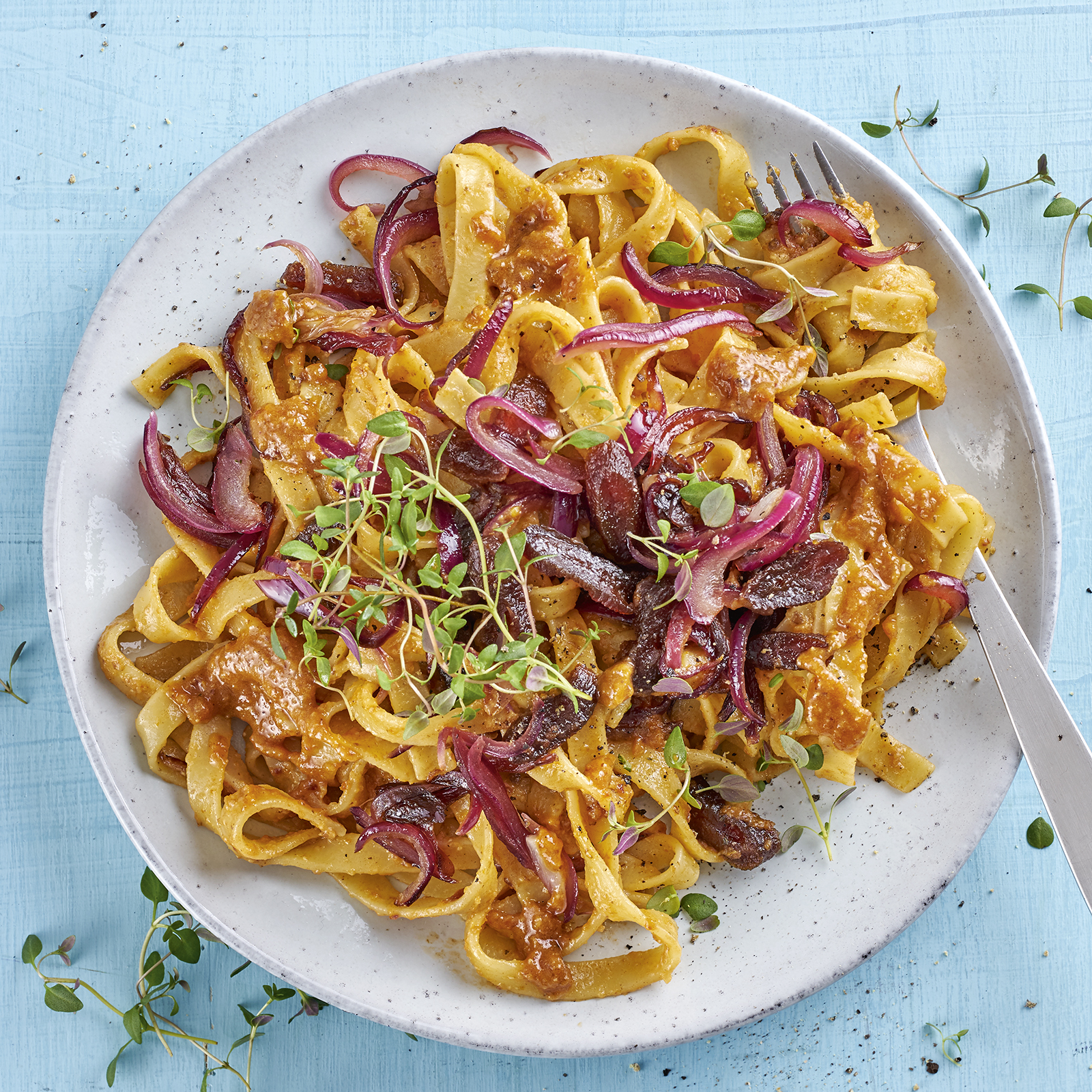 2 20 Tagliatelle Mit Dattel Tomaten Pesto 1600x1600px