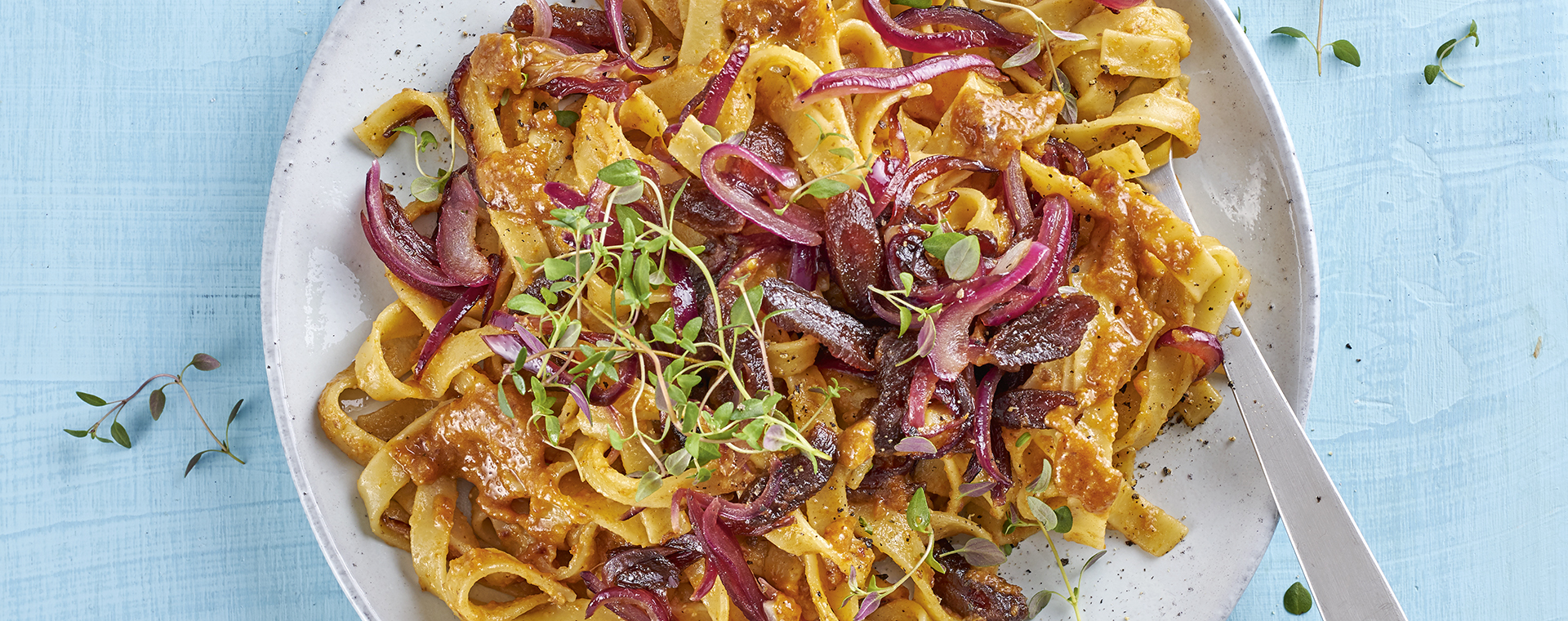 2 20 Tagliatelle Mit Dattel Tomaten Pesto 1920x760px