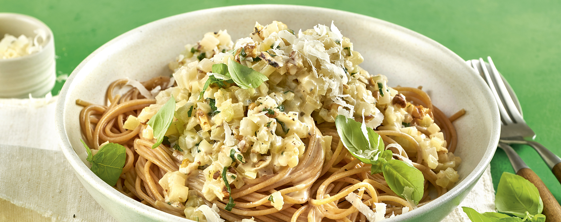 2 20 Vollkornpasta Mit Weisser Kohlrabi Walnuss Bolognese 1920x760px