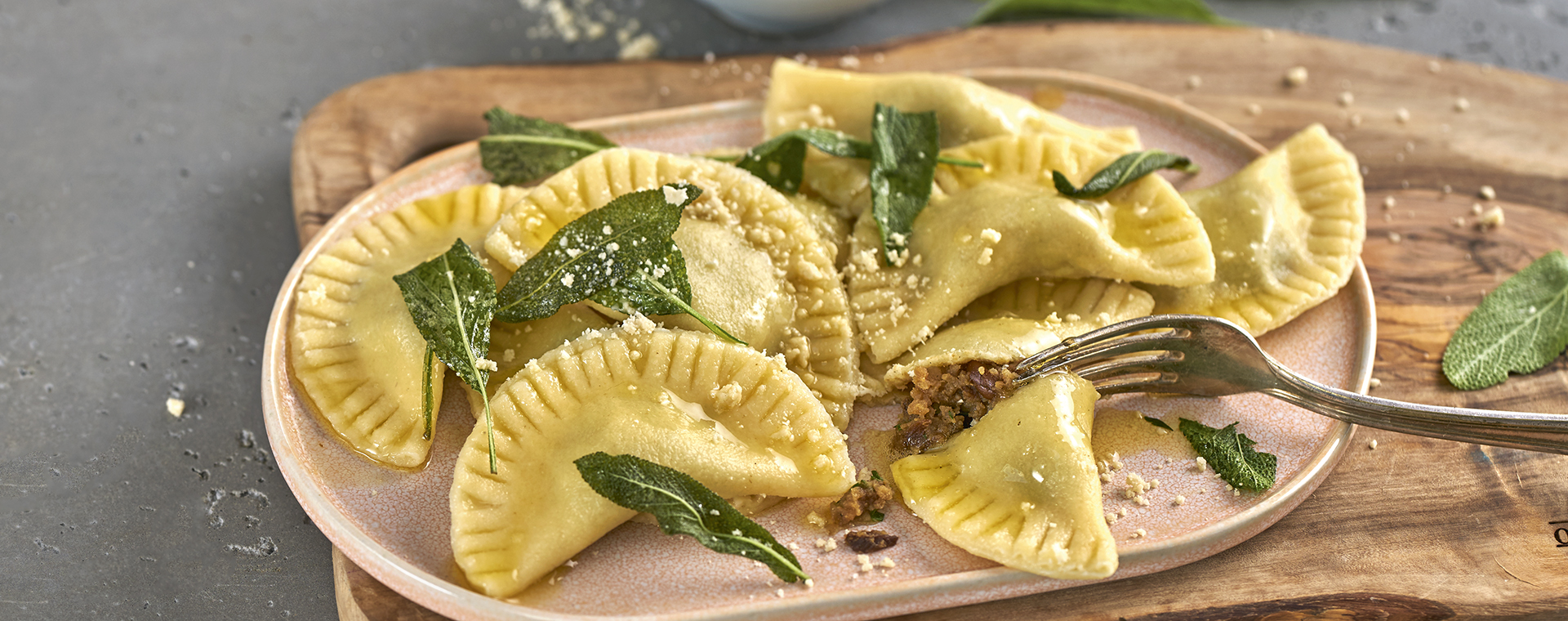 4 20 Ravioli Mit Steinpilz Kartoffel Fuellung 1920x760px