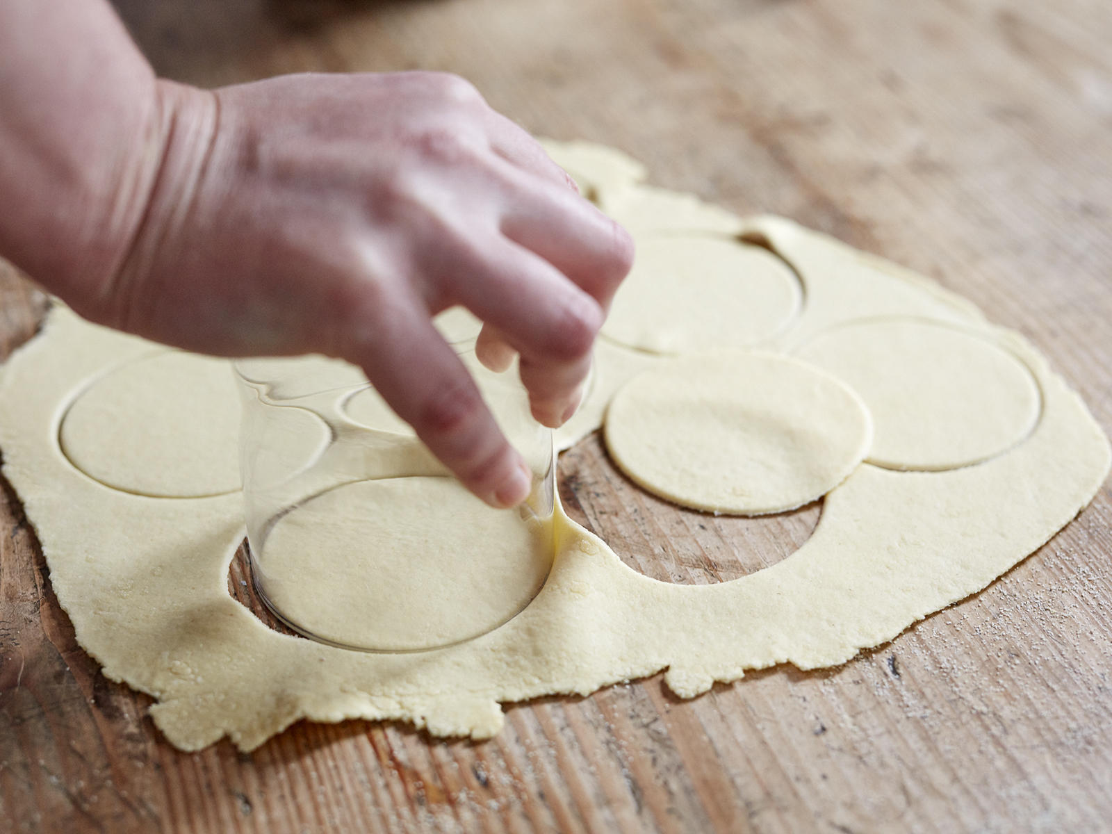 4 20 Ravioli Mit Steinpilz Kartoffel Fuellung Step 1 1600x1200px