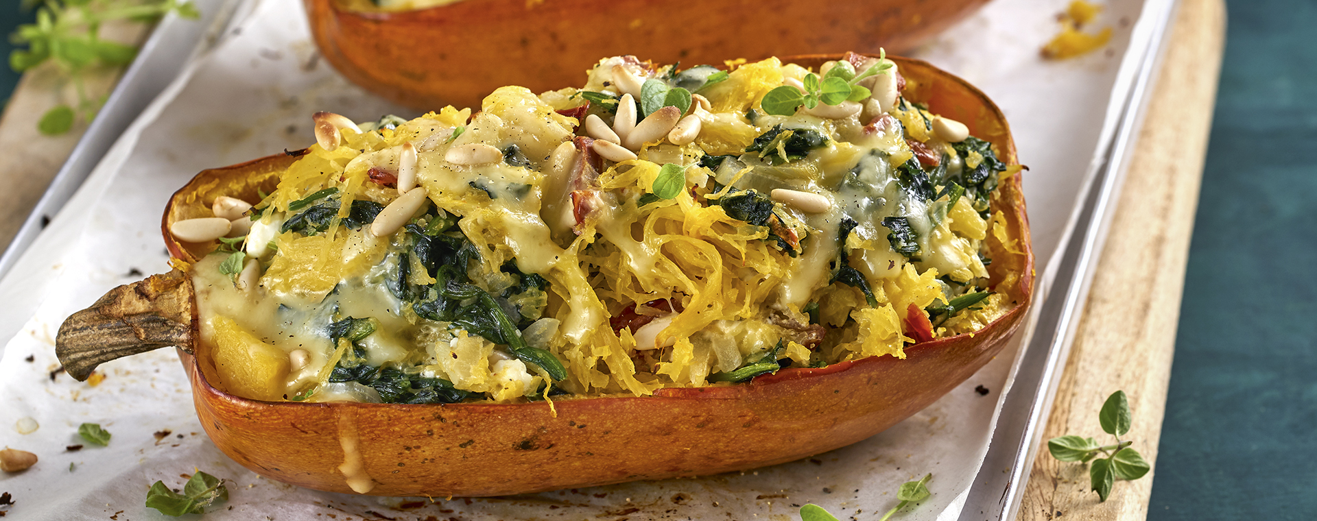 5 20 Gratinierter Spaghetti Kuerbis Mit Spinat Feta Fuellung 1920x760px