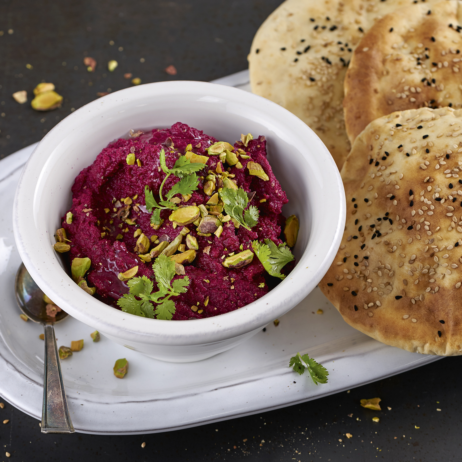 6 20 Rote Bete Hummus Mit Joghurt Fladenbrot 1600x1600px