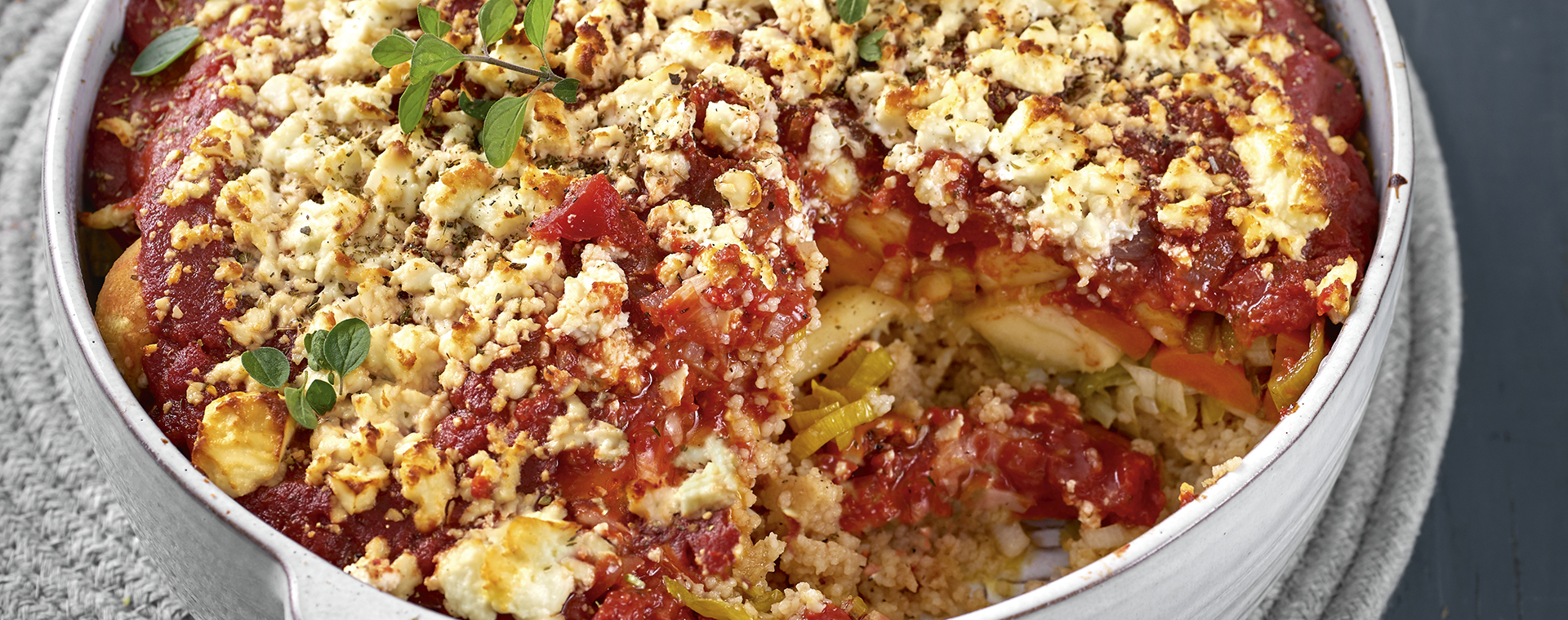 1 21 Couscous Gemuese Auflauf Mit Tomaten Zimt Sugo 1920x760px