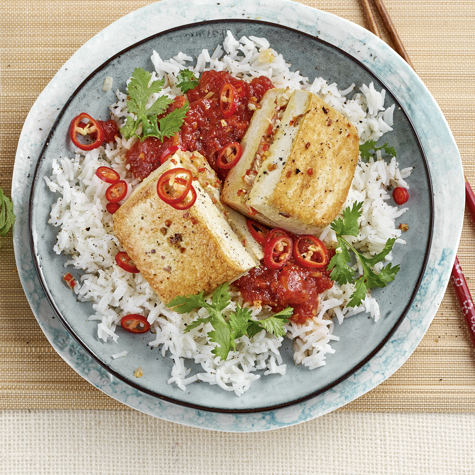 1 21 Gefuellter Tofu Mit Zitronengras Und Chili Und Tomatensosse 1600x1600px