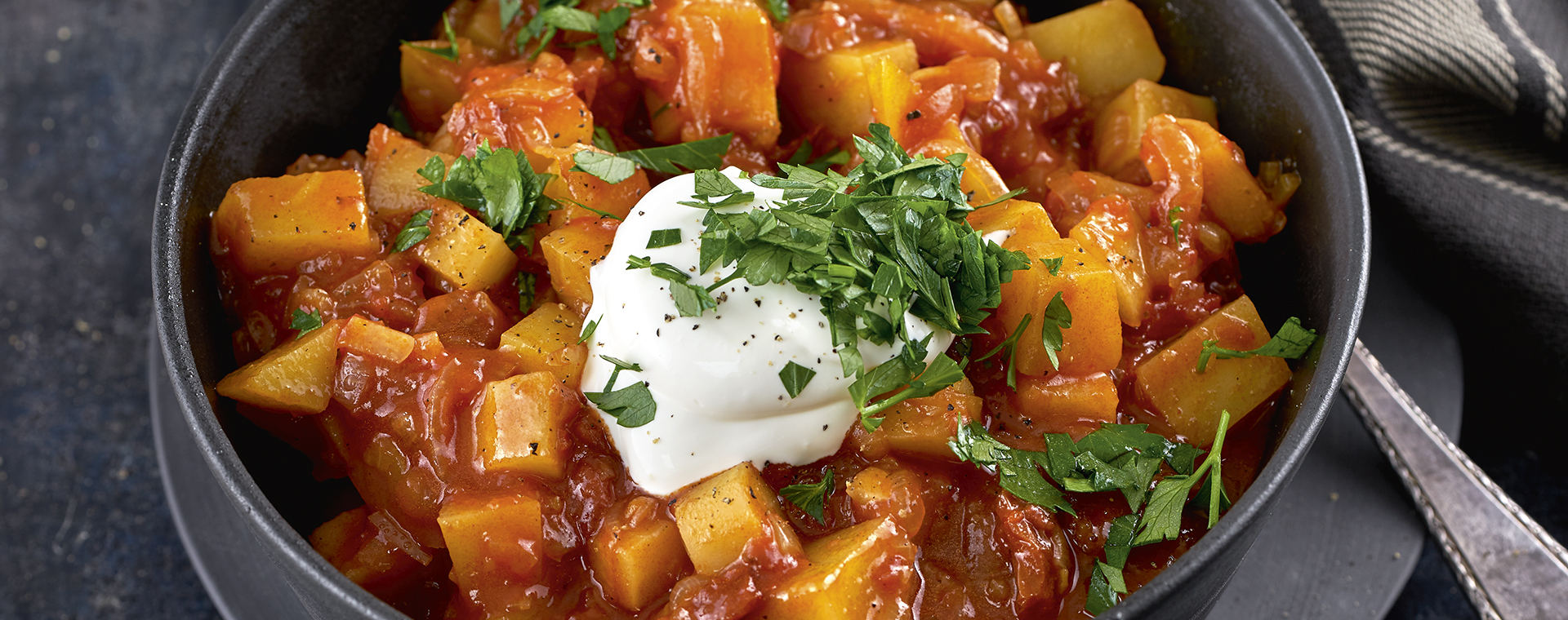 1 21 Kartoffel Zwiebel Pastinaken Gulasch 1920x760px