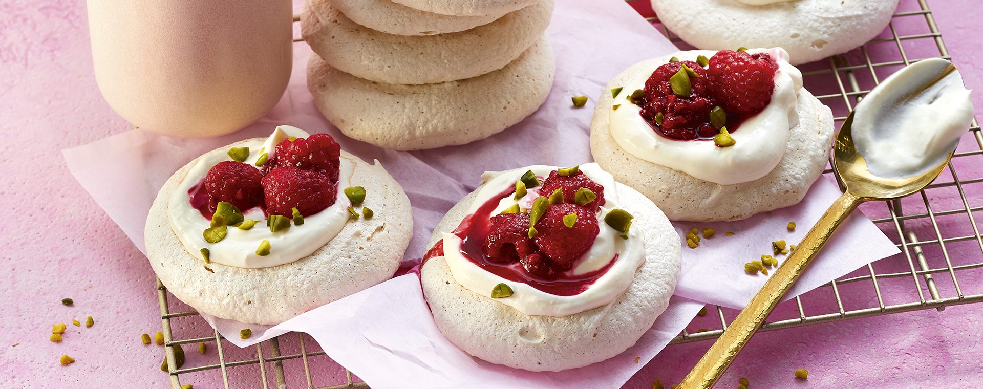 1 21 Mini Pavlova Mit Griechischem Joghurt Und Himbeeren 1920x760px