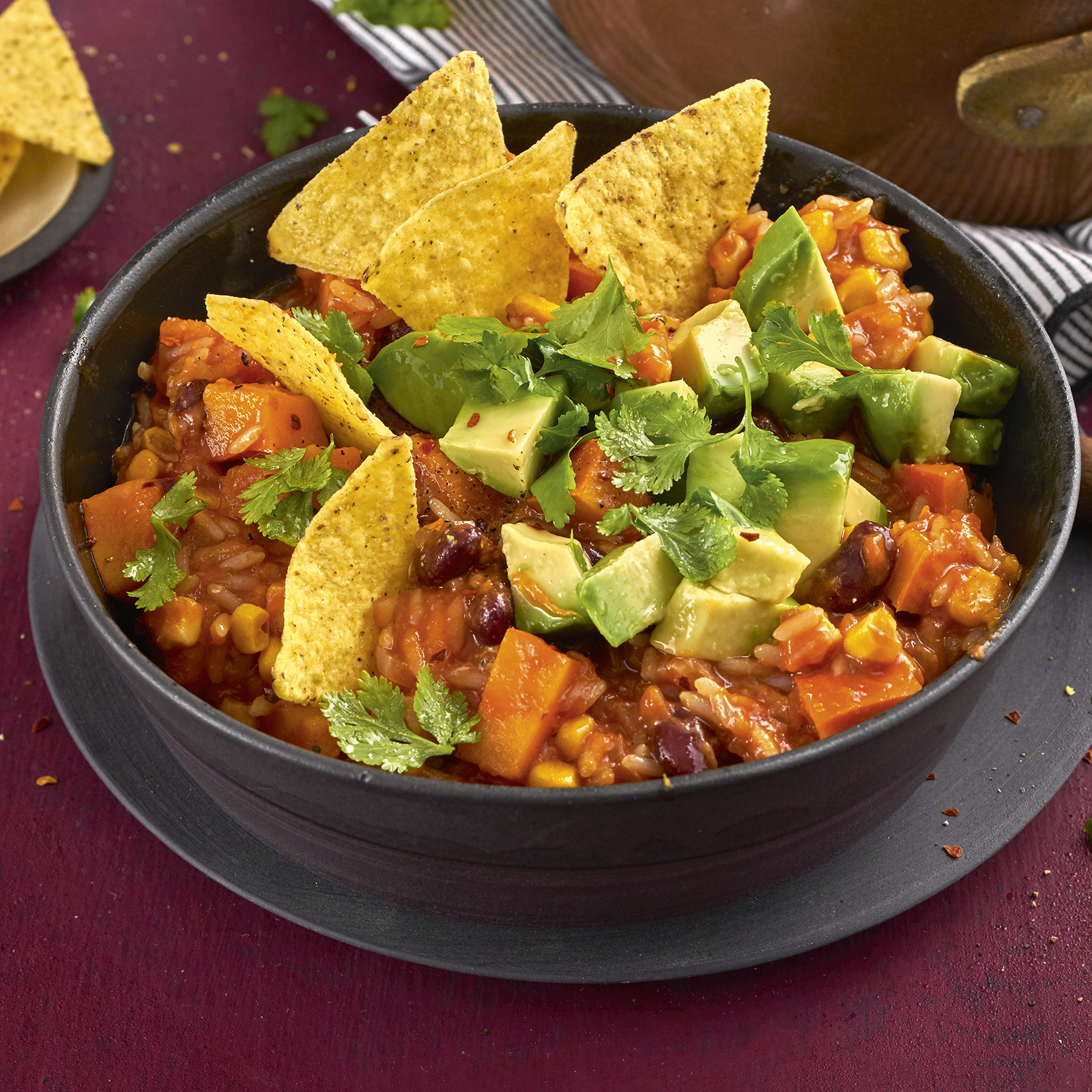 1 21 Scharfer Kuerbis Reis Topf Mit Kaese Und Mais Chips 1600x1600px