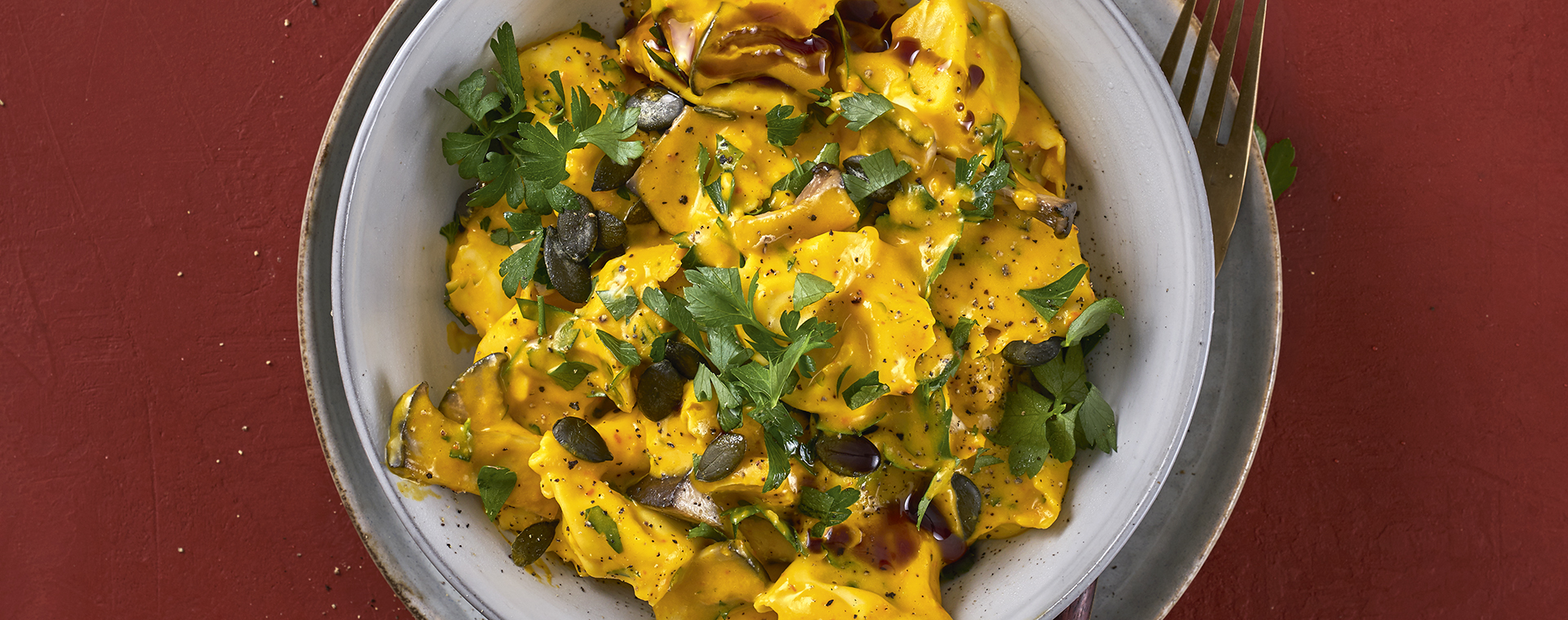 1 21 Tortelloni In Cremiger Kuerbissosse Mit Kraeuterseitlingen 1920x760px