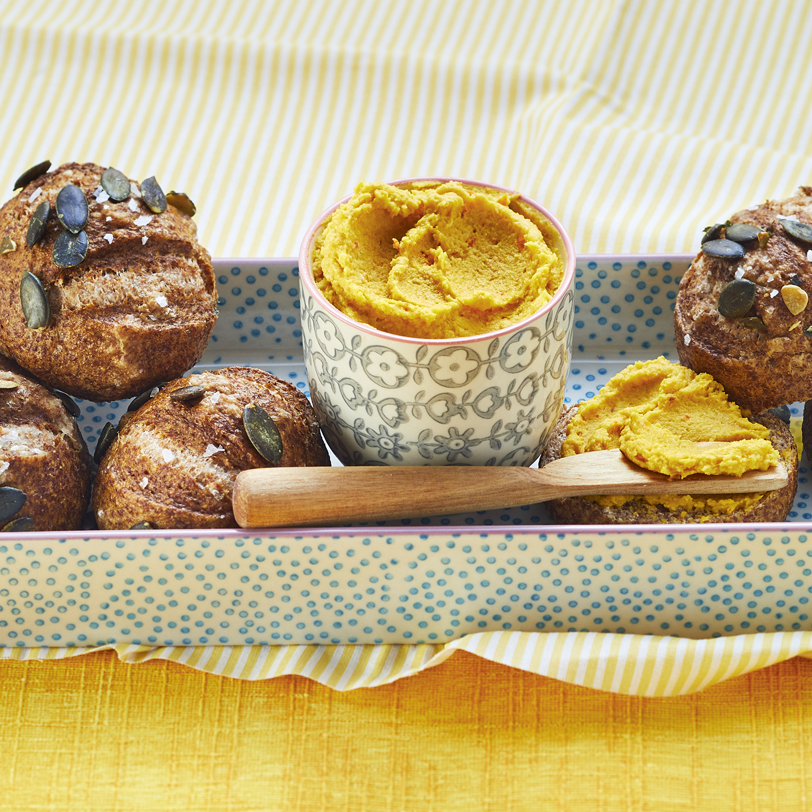 1 21 Vollkorn Laugenbroetchen Mit Kuerbishummus 1600x1600px