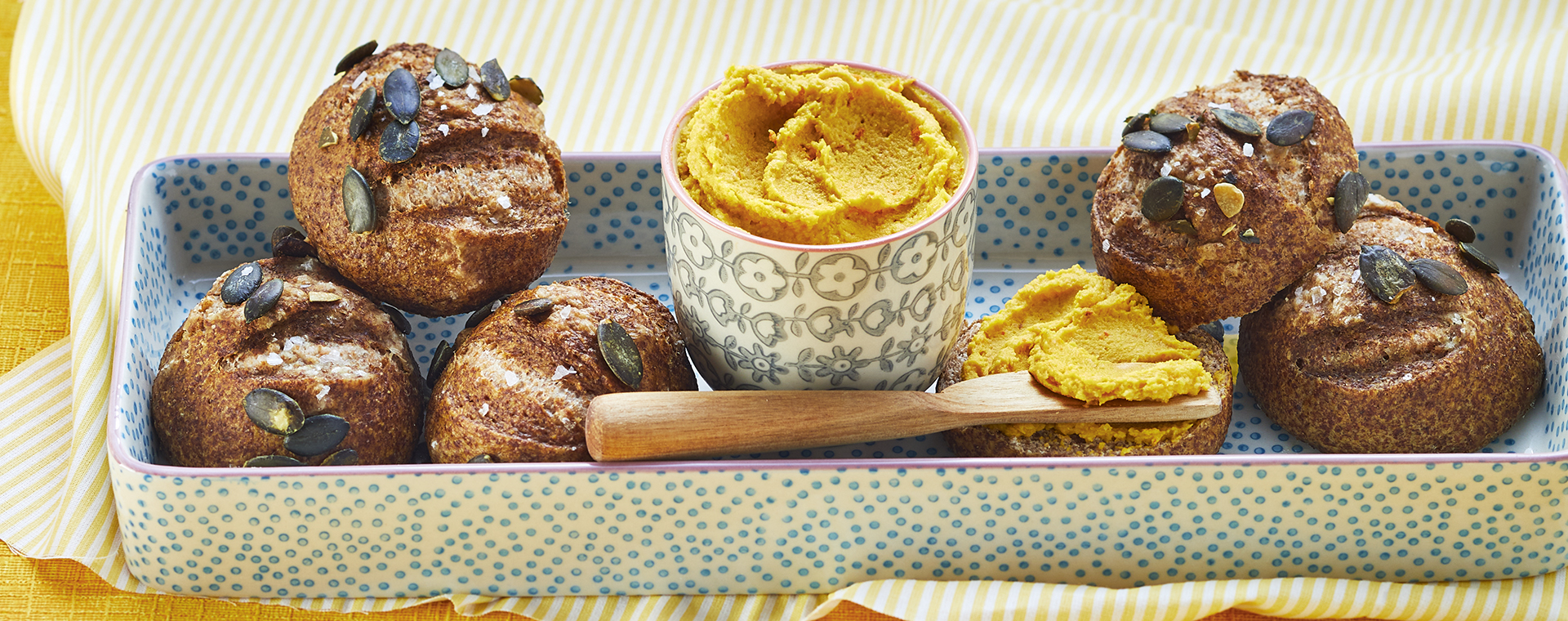 1 21 Vollkorn Laugenbroetchen Mit Kuerbishummus 1920x760px