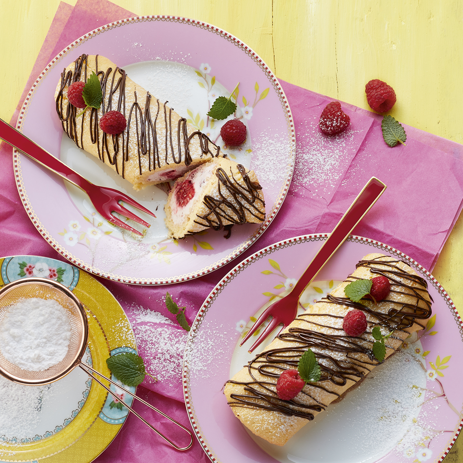 2 21 Biskuitomeletts Mit Himbeer Sahne Fuellung 1600x1600px