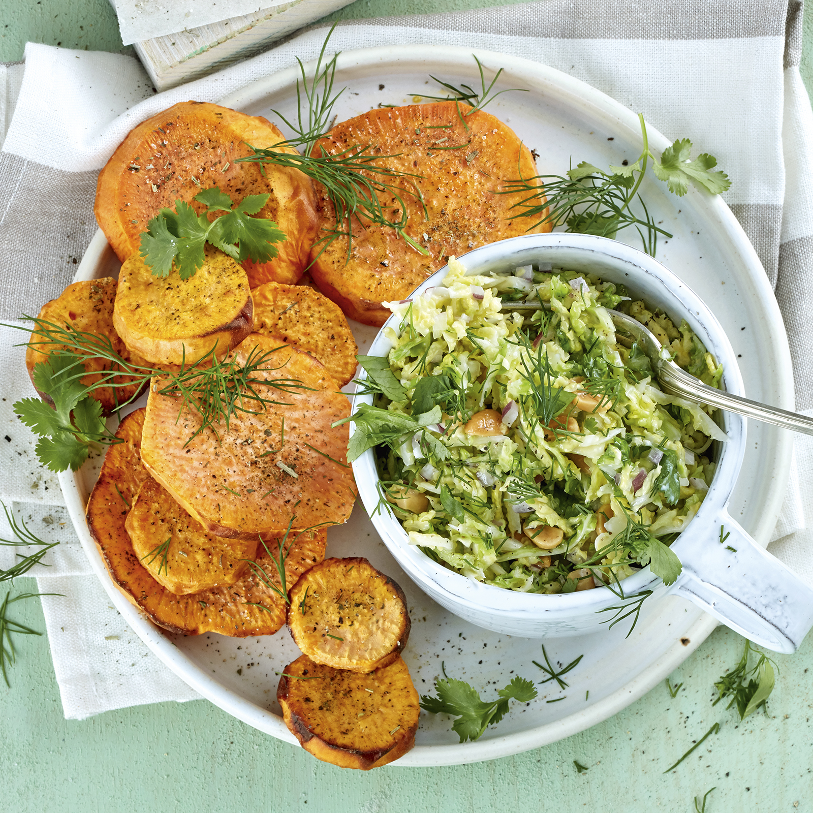 2 21 Gebackene Suesskartoffelscheiben Mit Wirsingsalat 1600x1600px