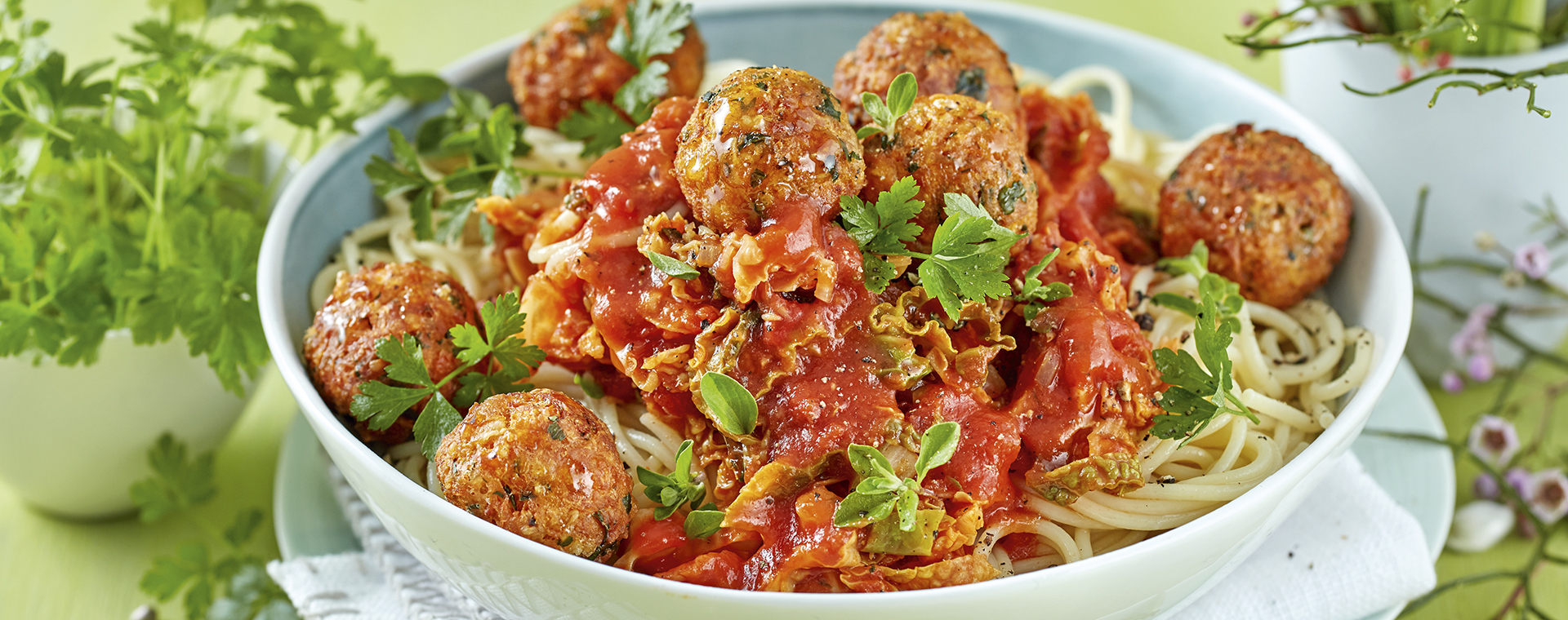 2 21 Haferbaellchen Auf Tomaten Wirsing Ragout Mit Spaghetti 1920x760px