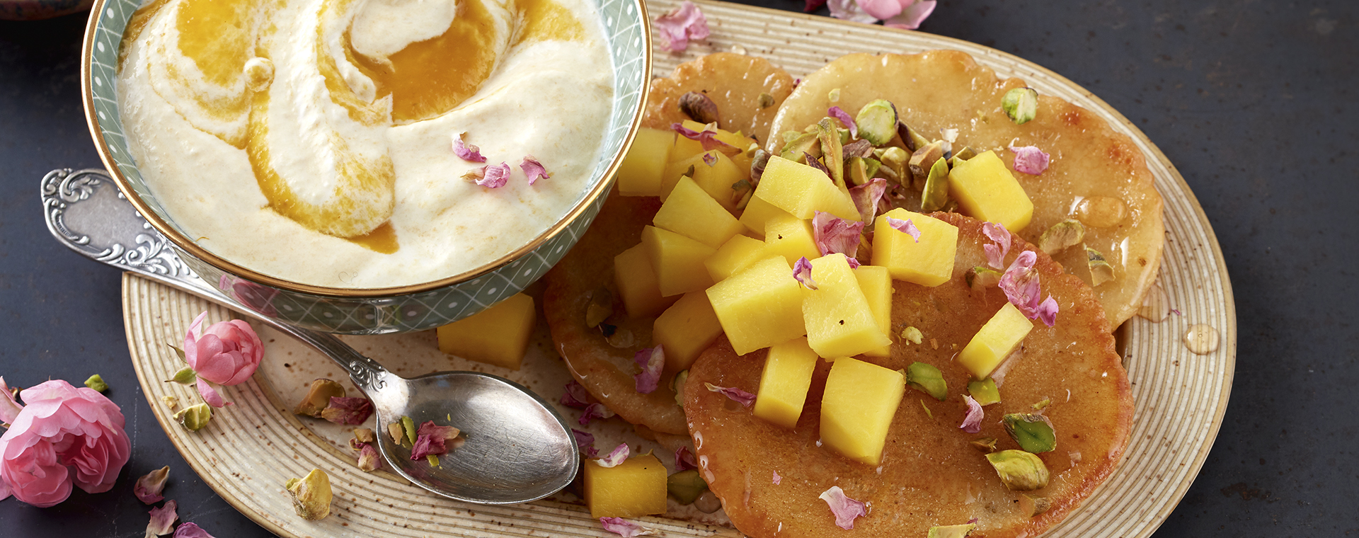 2 21 Kleine Pfannkuchen Mit Sirup Und Mangojoghurt 1920x760px