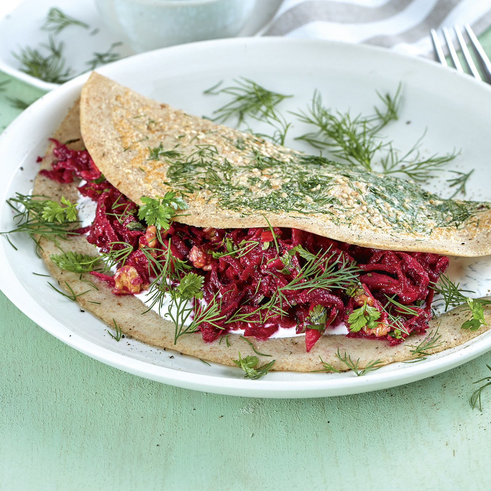 2 21 Pfannkuchen Mit Rote Bete Salat Und Dillschmand 1600x1600px