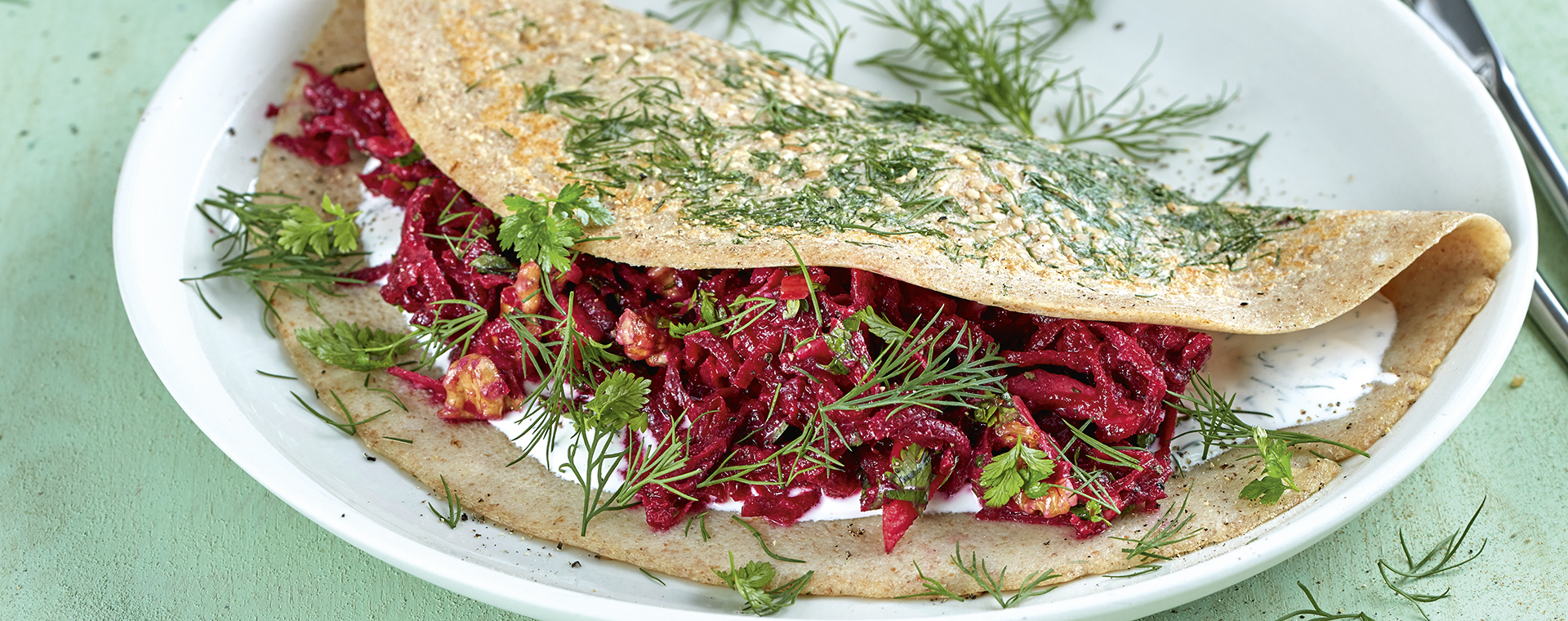 2 21 Pfannkuchen Mit Rote Bete Salat Und Dillschmand 1920x760px
