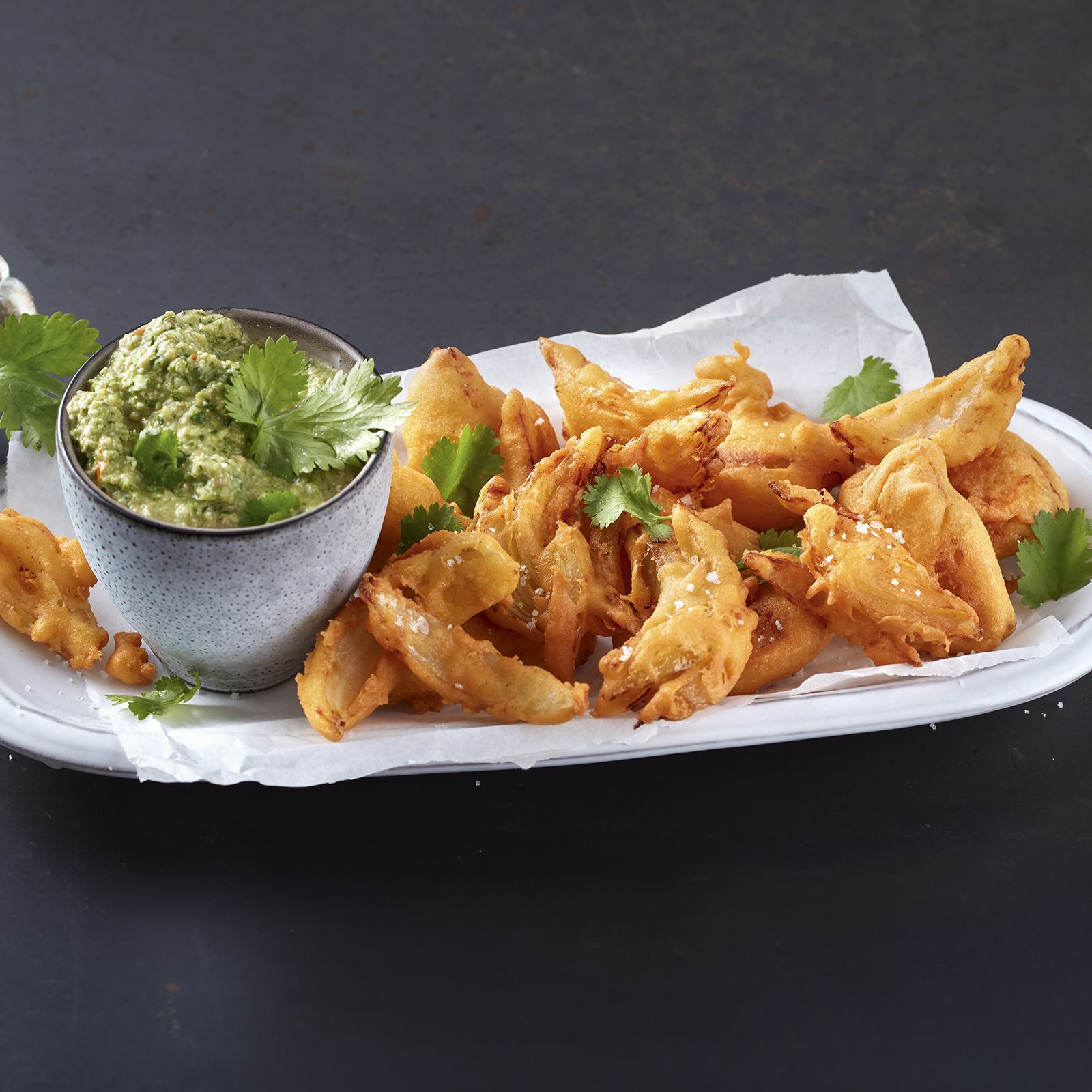 2 21 Zwiebelpakoras Mit Korianderchutney 1600x1600px