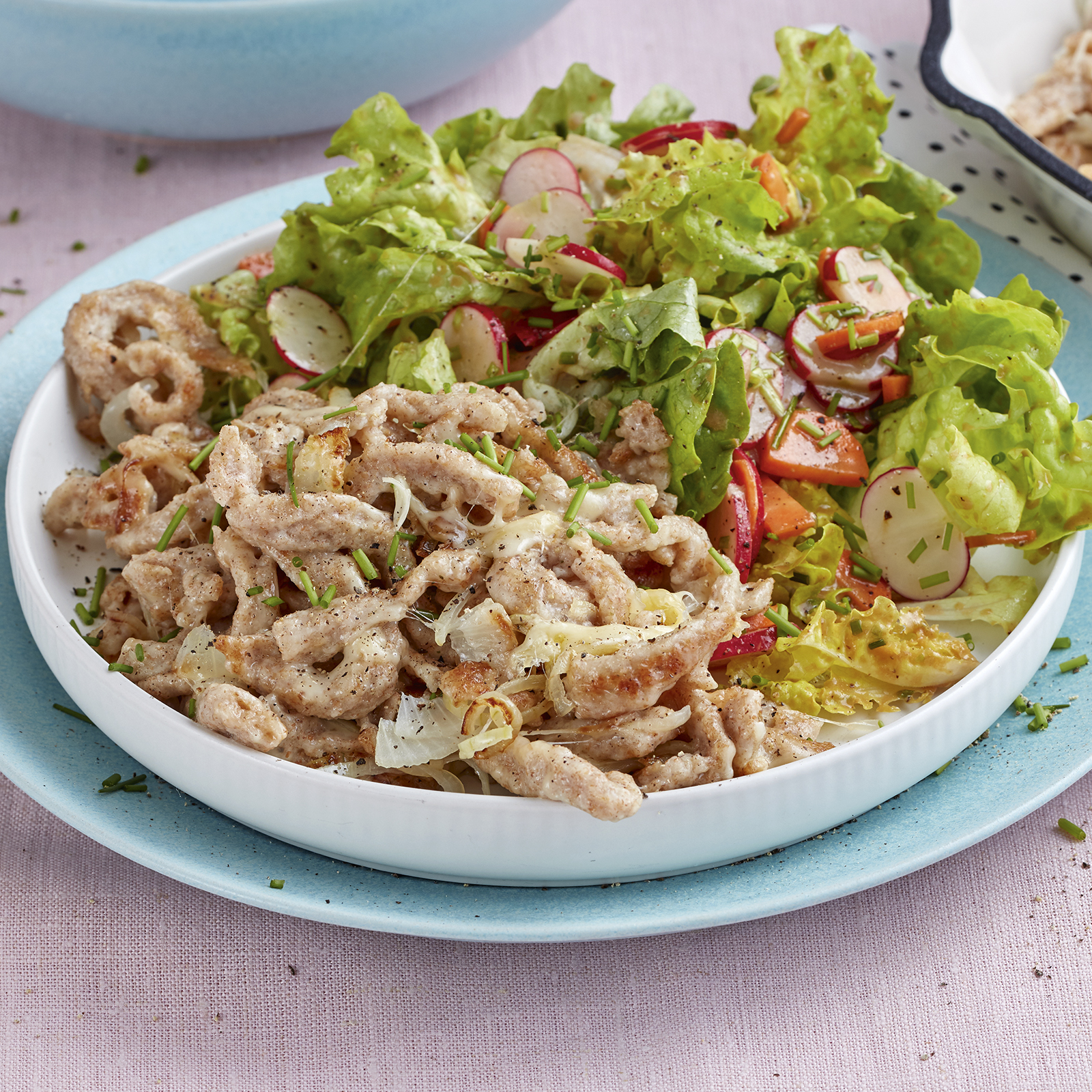 3 21 Geschabte Vollkorn Kaesespaetzle Mit Sommersalat 1600x1600px