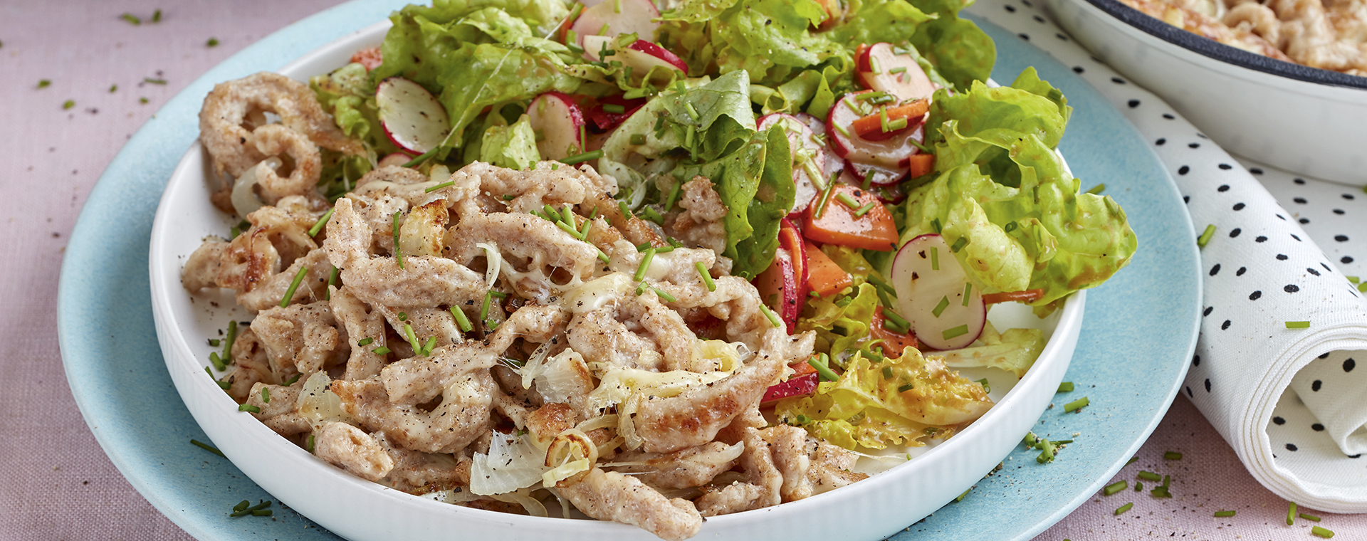 3 21 Geschabte Vollkorn Kaesespaetzle Mit Sommersalat 1920x760px