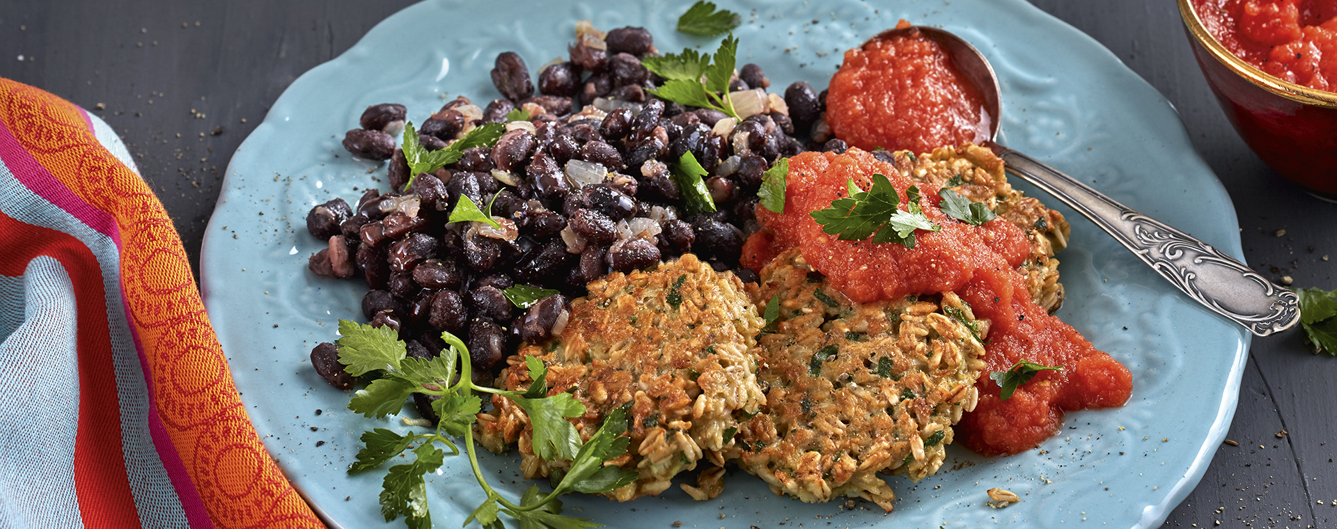 3 21 Haferbratlinge Mit Schwarzen Bohnen Und Tomatensosse 1920x760px