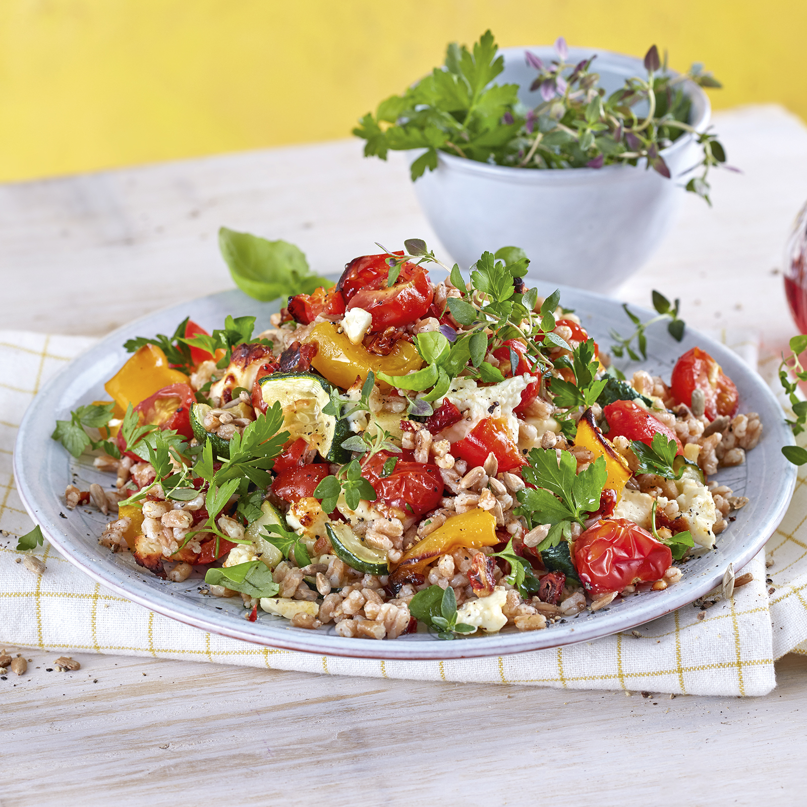 3 21 Mediterraner Dinkelsalat Mit Ofengemuese 1600x1600px