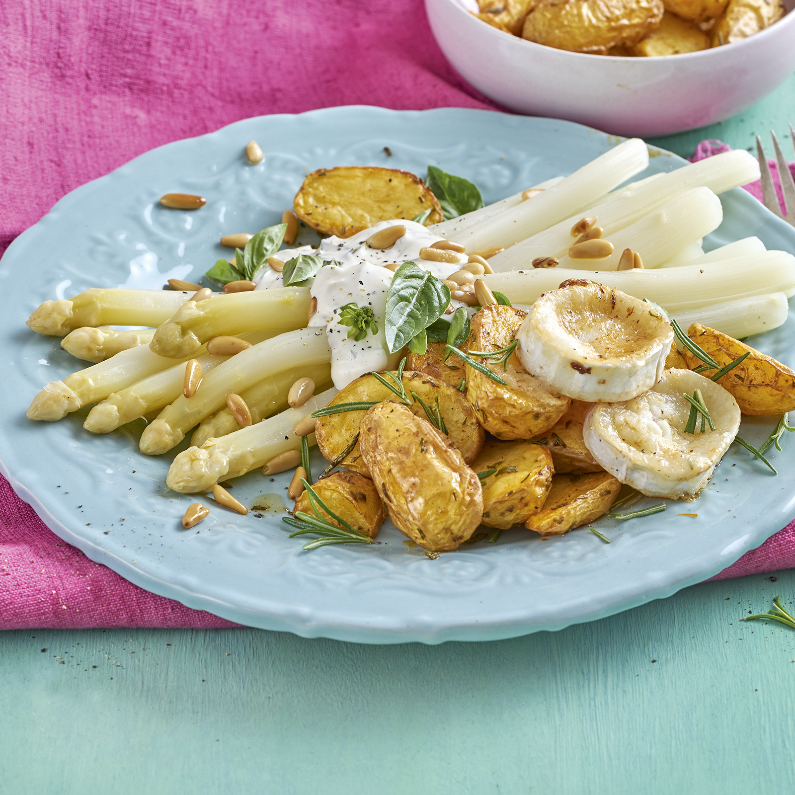 3 21 Spargel Mit Rosmarinkartoffeln Gebratenem Ziegenkaese Und Frischkaese Dip 1600x1600px
