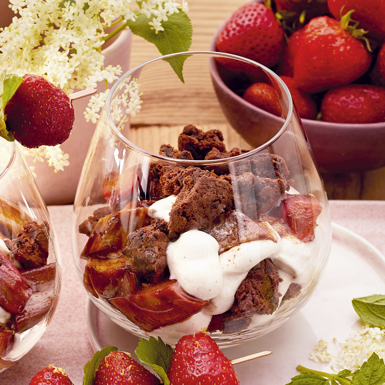 3 21 Vegane Kaesekuchencreme Mit Ofenrhabarber Und Erdbeerspiessen 1600x1600px