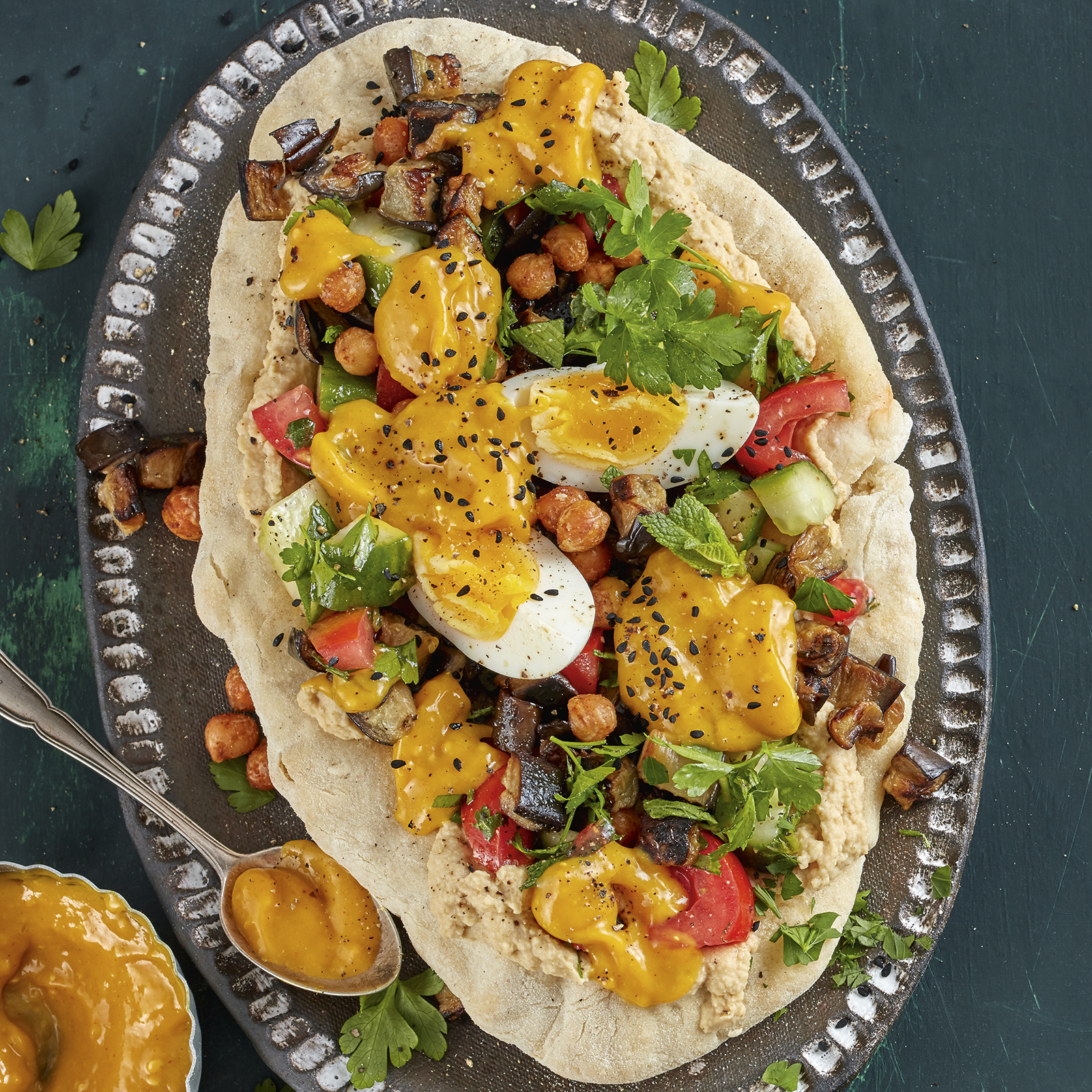 4 21 Fladenbrot Mit Hummus Kichererbsen Auberginen Und Mangososse 1600x1600px