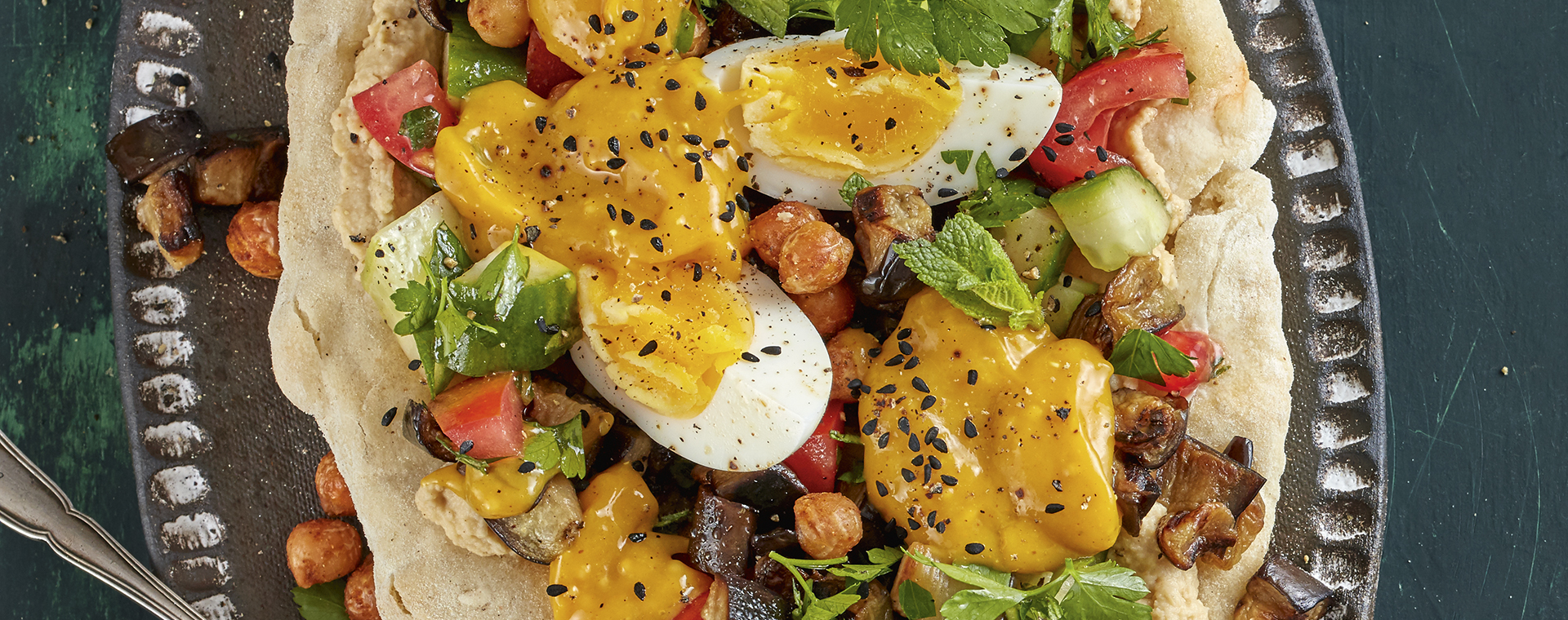 4 21 Fladenbrot Mit Hummus Kichererbsen Auberginen Und Mangososse 1920x760px