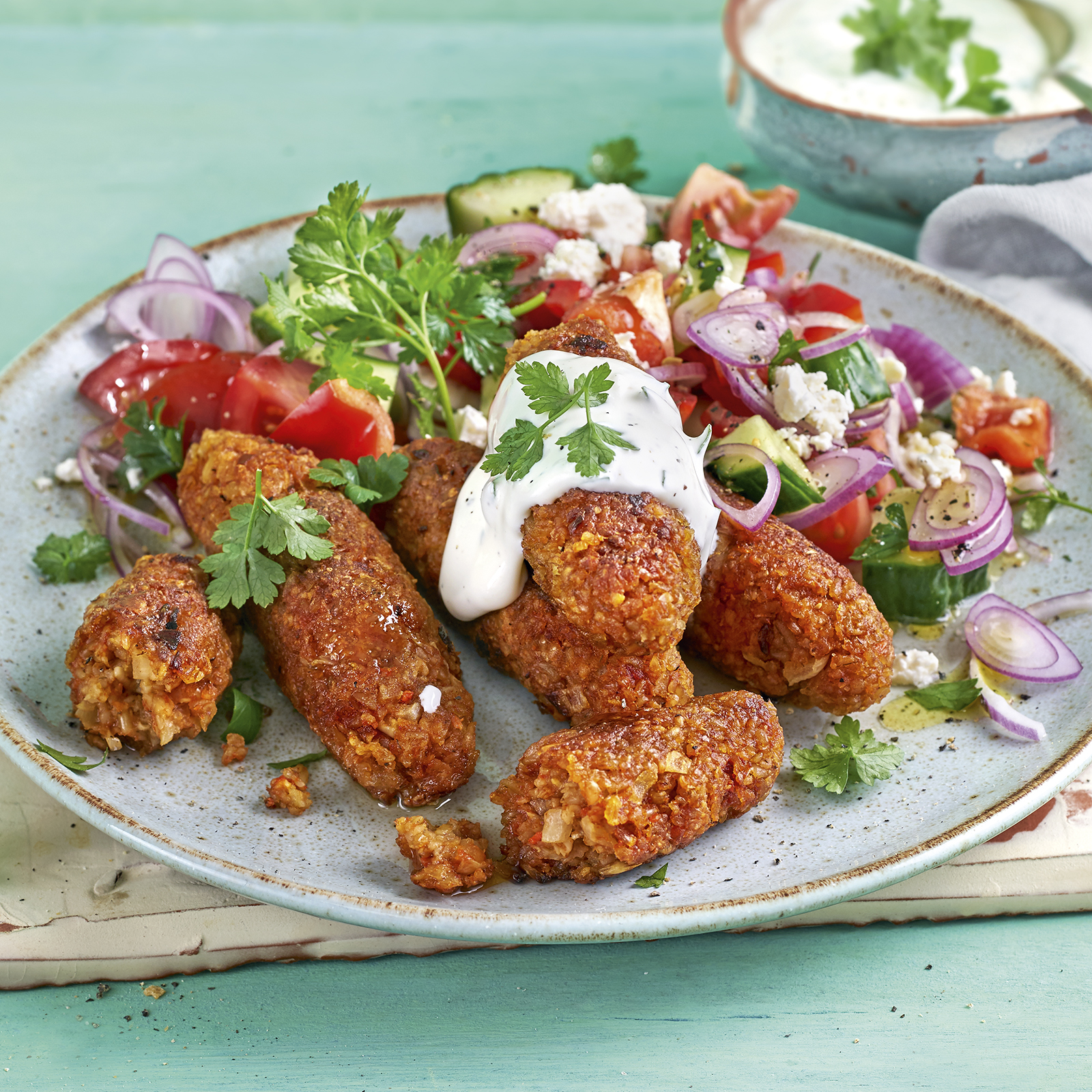 4 21 Gruenkern Cevapcici Mit Dip Und Schopska Salat 1600x1600px