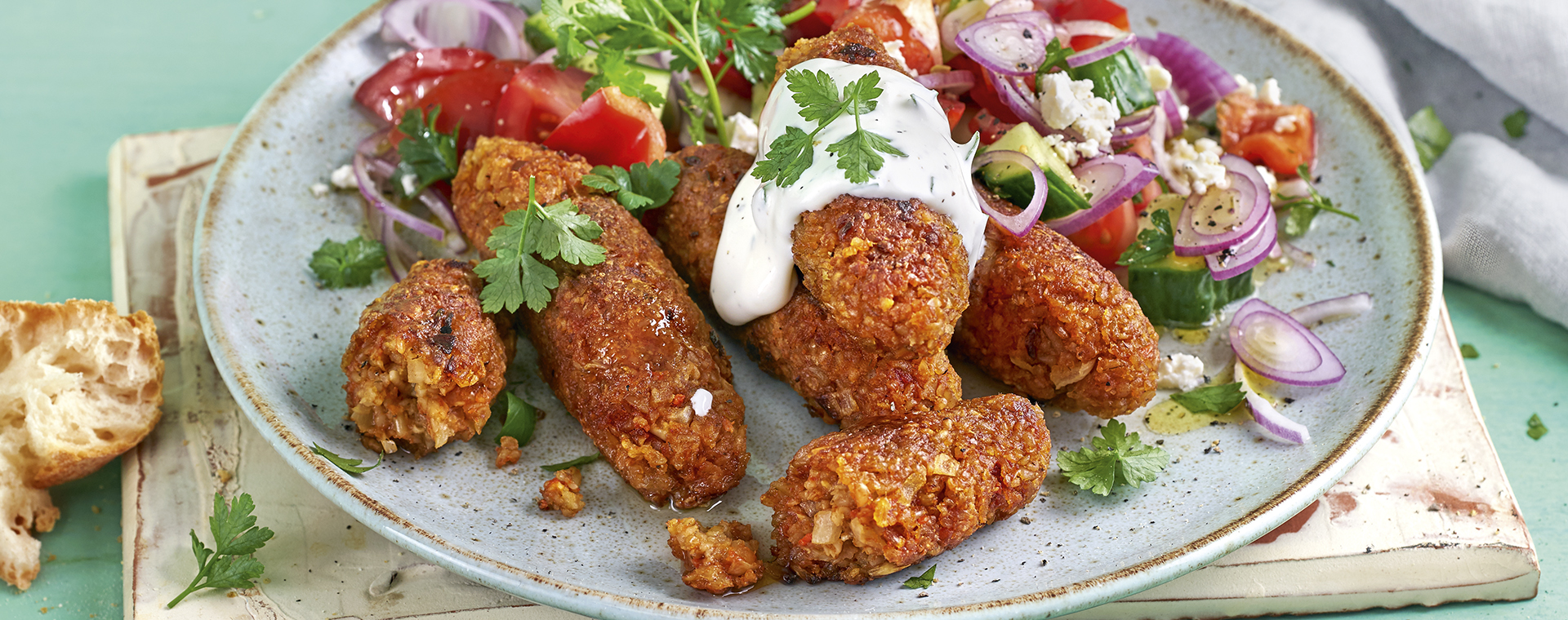 4 21 Gruenkern Cevapcici Mit Dip Und Schopska Salat 1920x760px